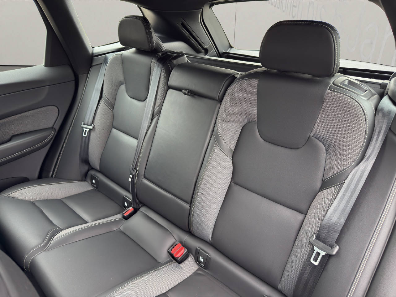 VOLVO XC60 2.0 B5 MH R-Design AWD-image-10