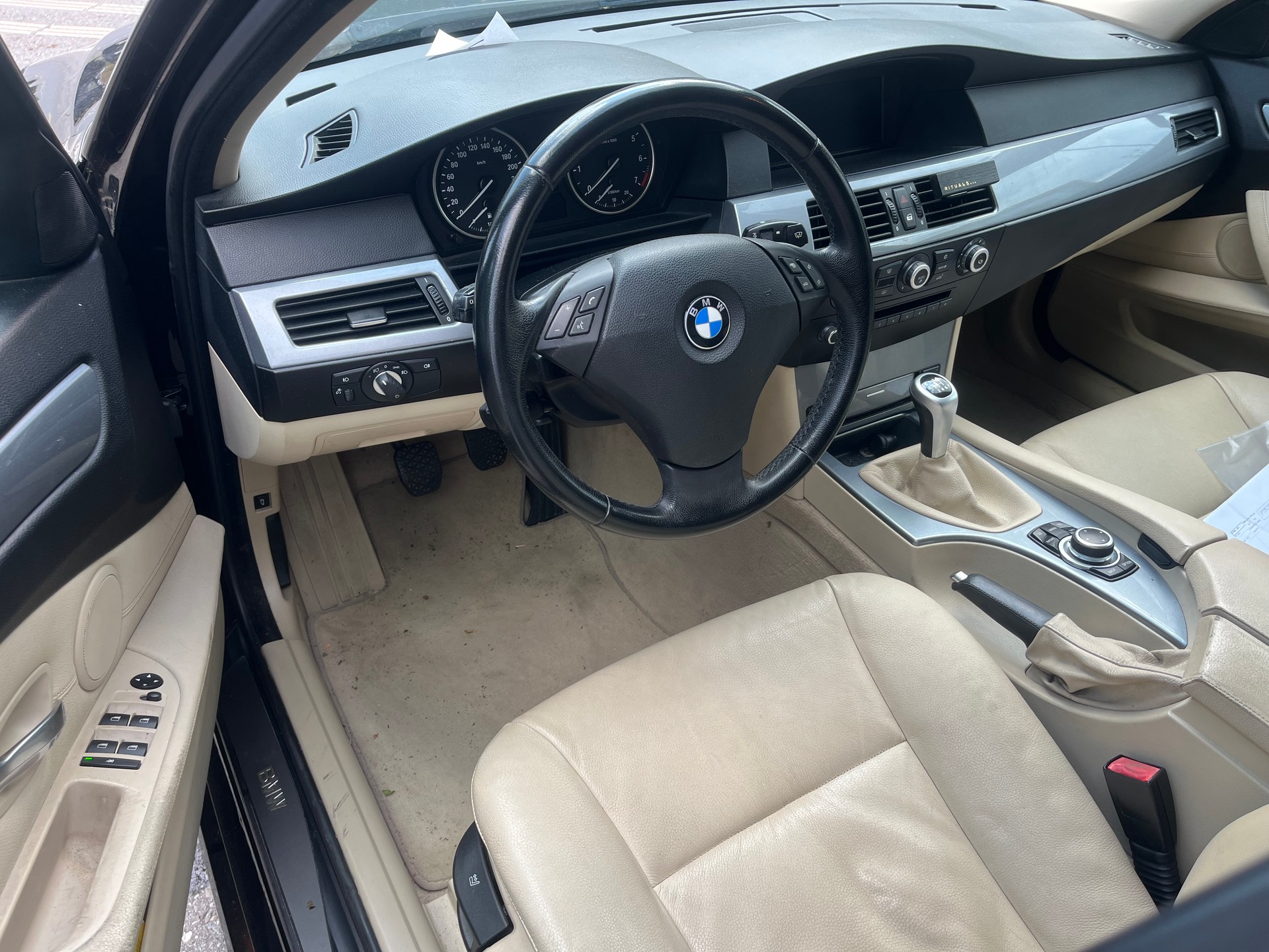 BMW 523i-image-9