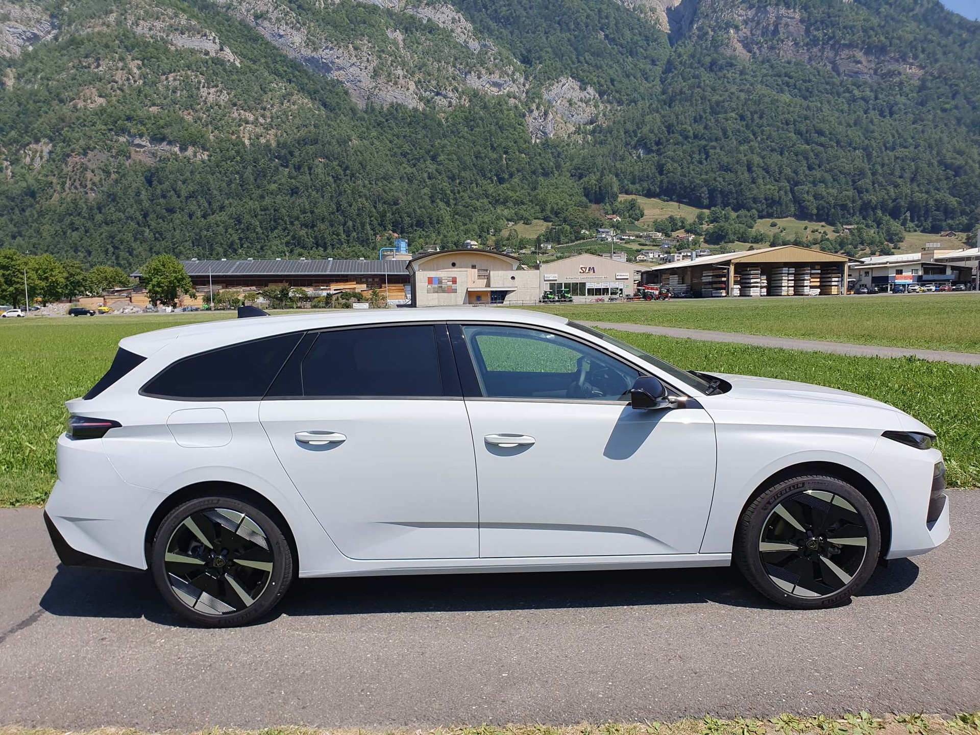 PEUGEOT 308 SW e-Allure-image-8