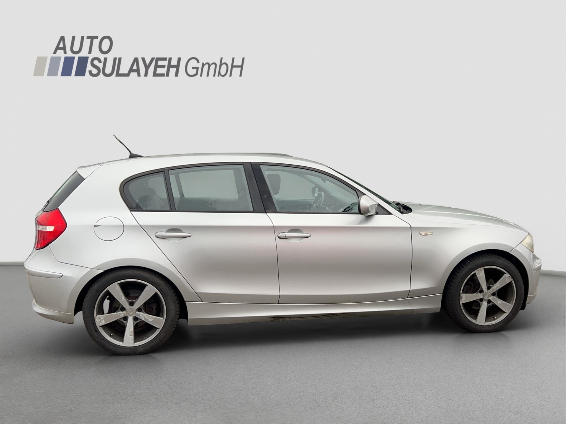 BMW 116i Dynamic Edition-showroom-element-1