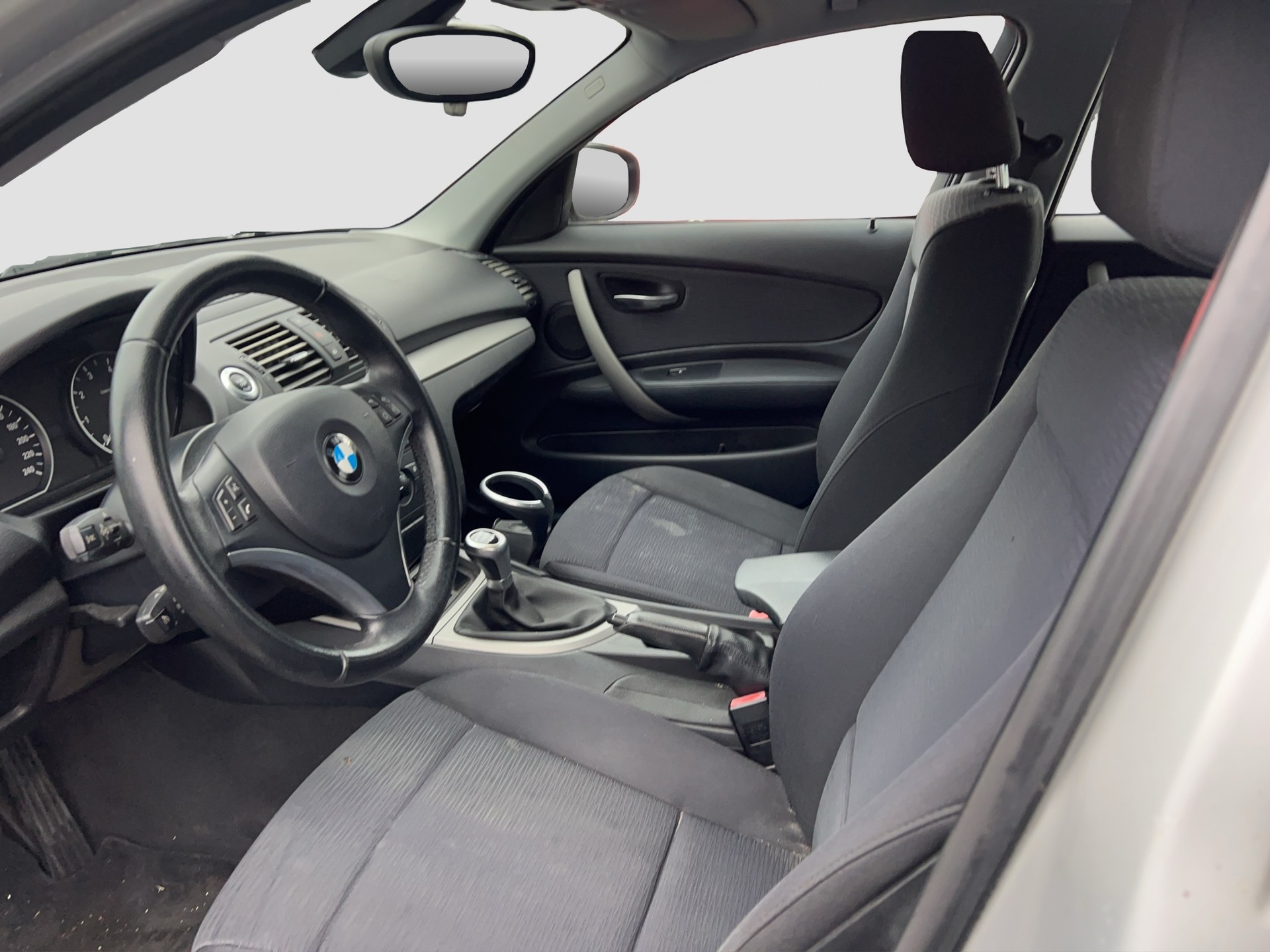 BMW 116i Dynamic Edition-showroom-element-3