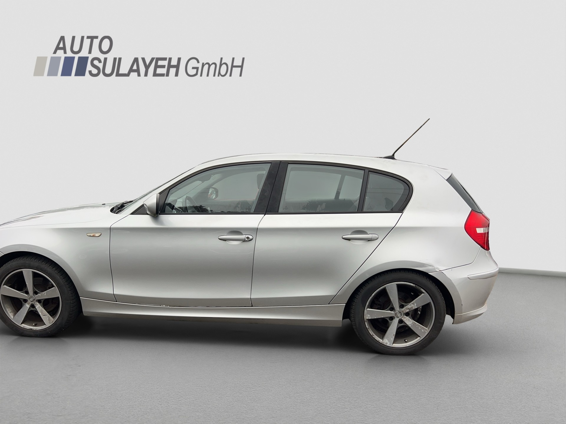 BMW 116i Dynamic Edition-showroom-element-2