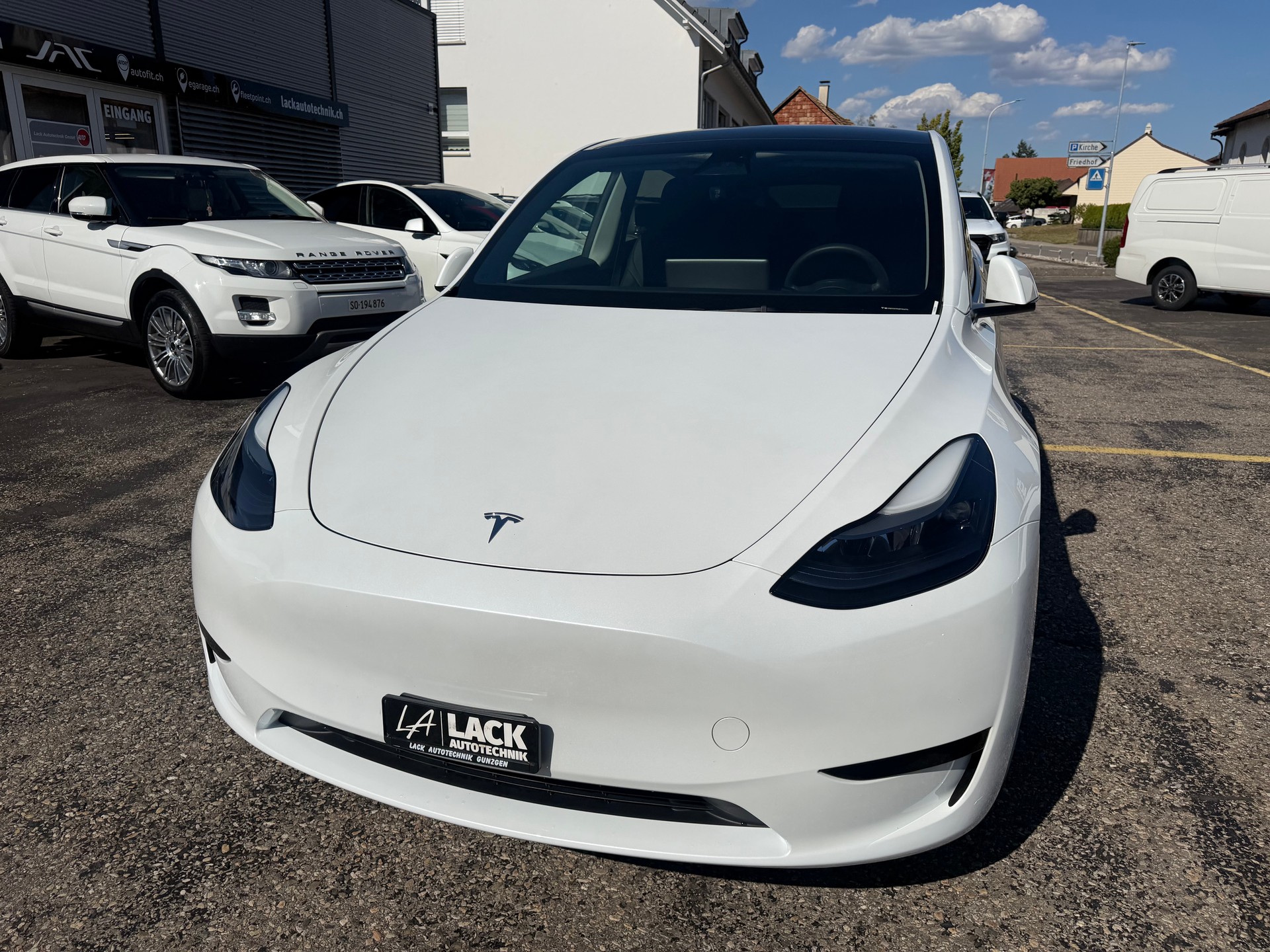 TESLA Model Y RWD-showroom-element-3