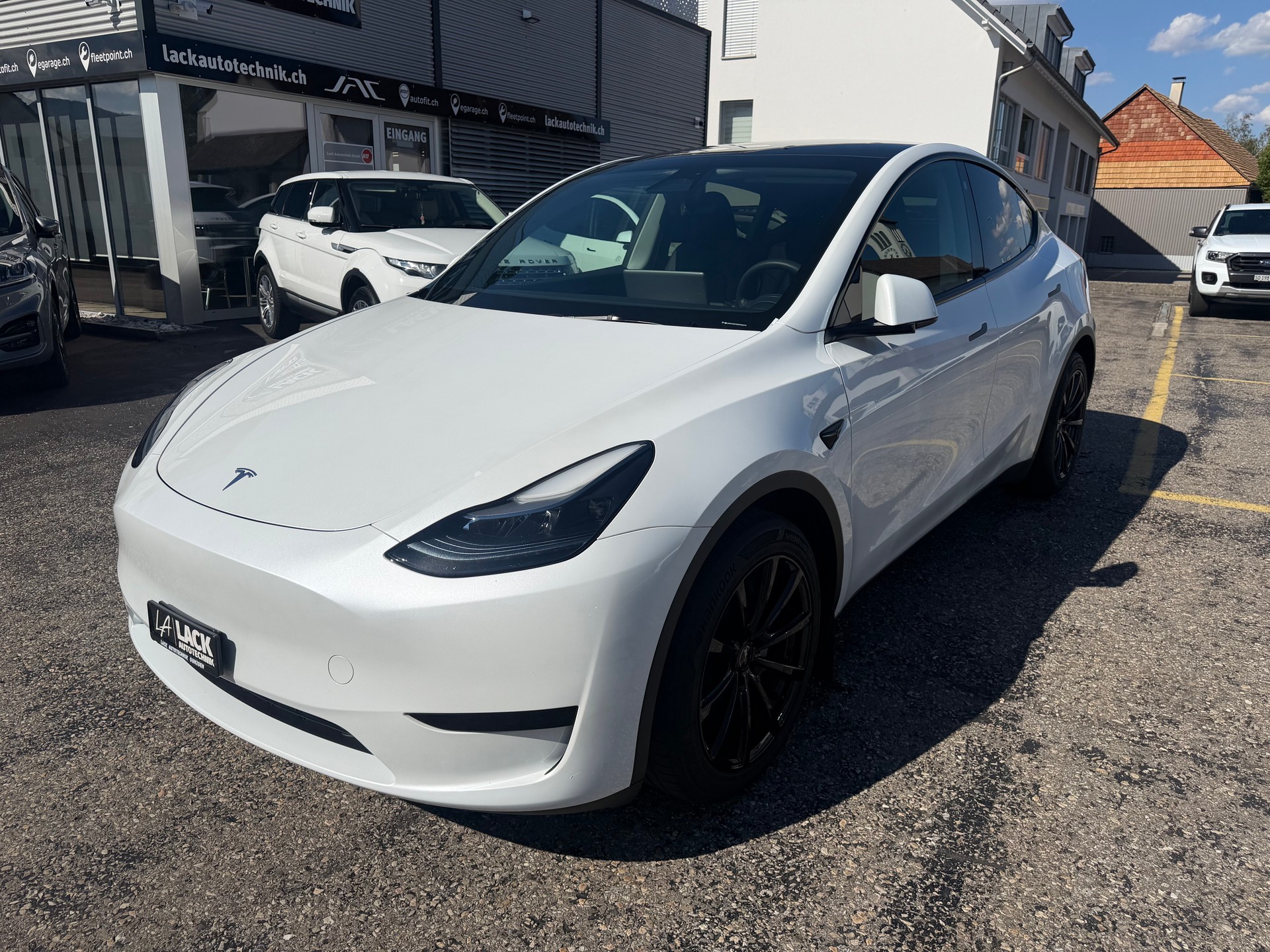 TESLA Model Y RWD-showroom-element-2