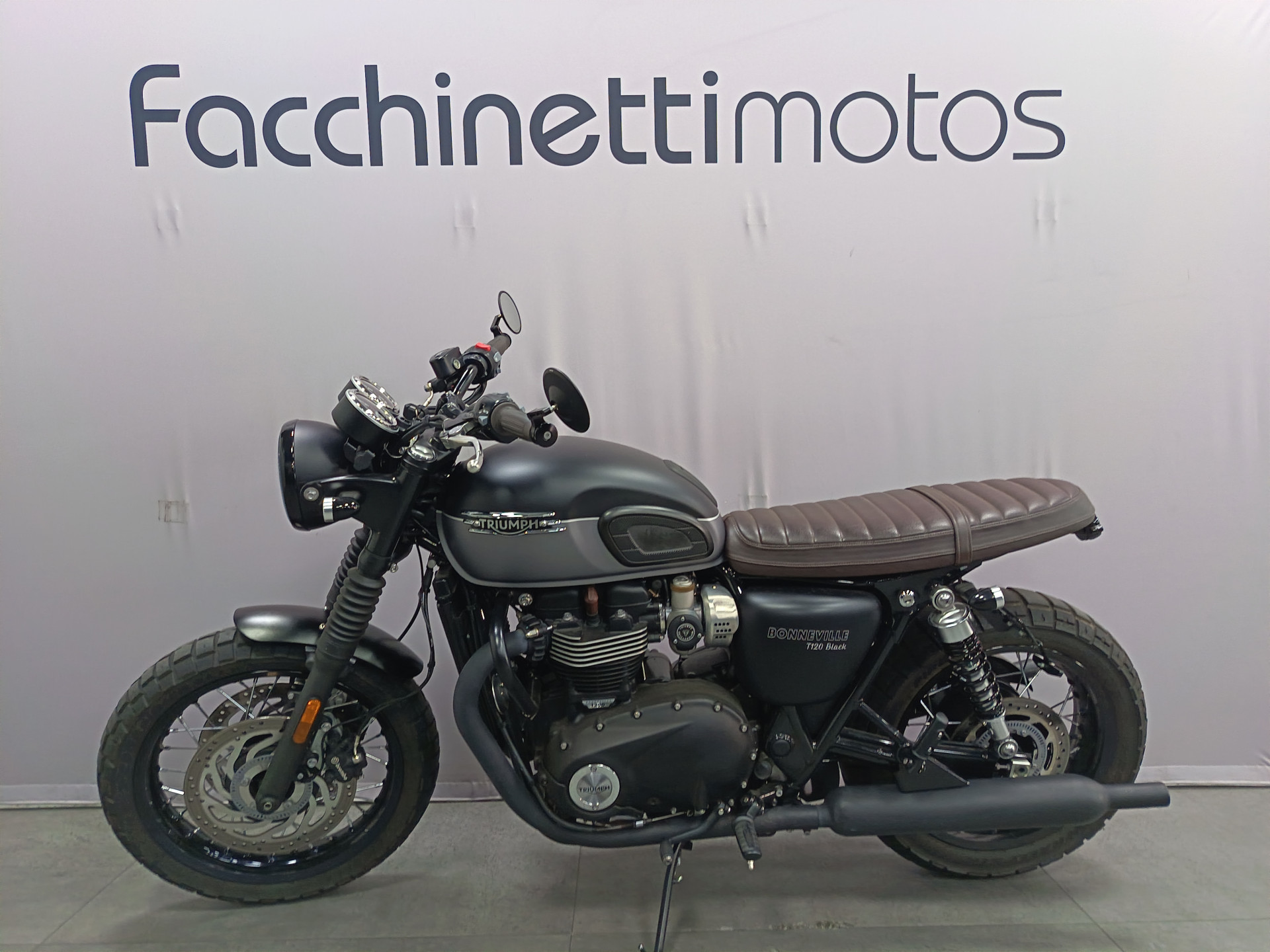 TRIUMPH Bonneville T120 Black Gold Line-showroom-element-3