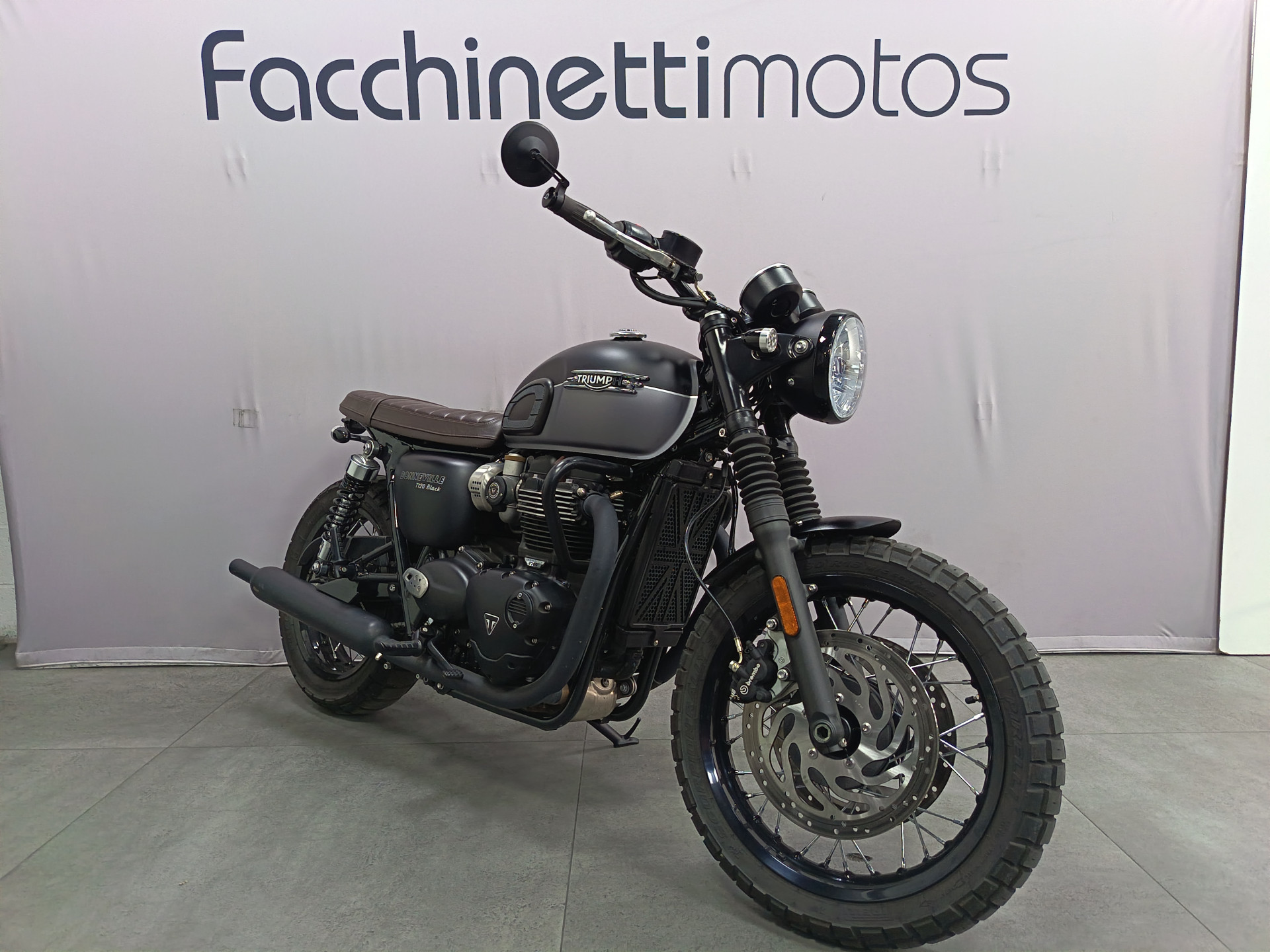 TRIUMPH Bonneville T120 Black Gold Line-showroom-element-1