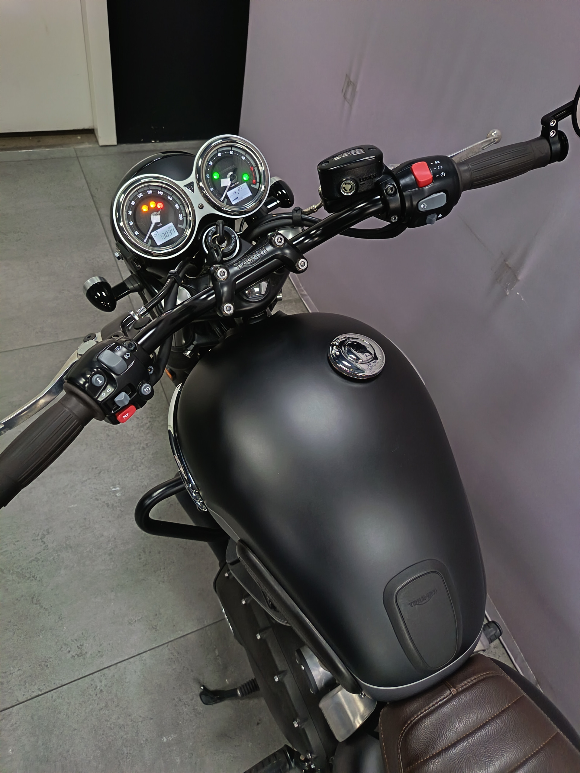 TRIUMPH Bonneville T120 Black Gold Line-image-4
