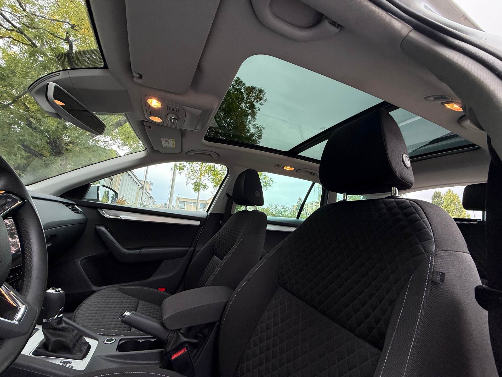 SKODA Octavia Combi 1.8 TSI Ambition 4x4 DSG-image-17