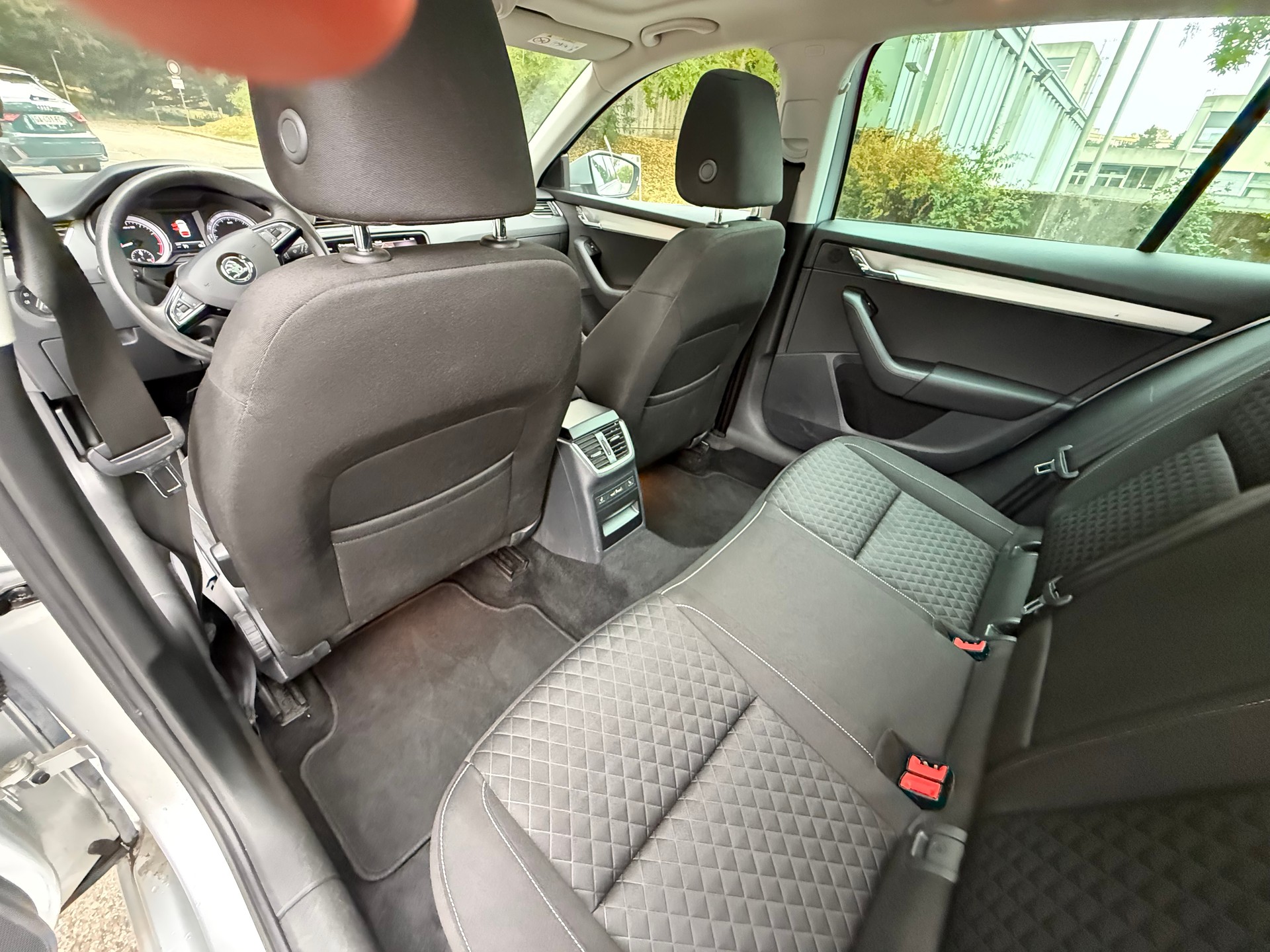 SKODA Octavia Combi 1.8 TSI Ambition 4x4 DSG-image-18