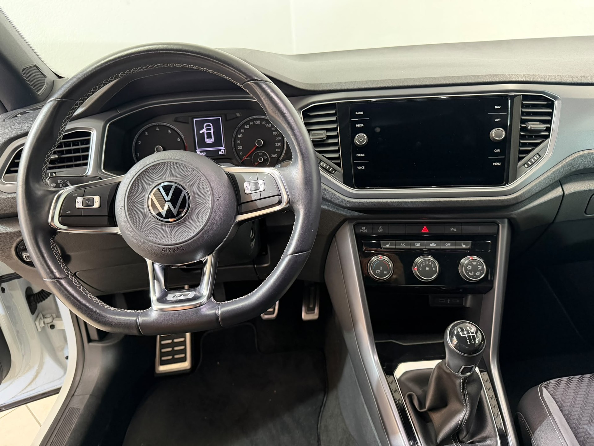 VW T-Roc Cabriolet 1.5 TSI EVO R-Line-image-9