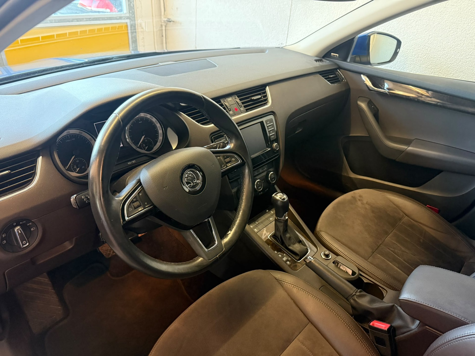 SKODA Octavia Combi 1.8 TSI Ambition 4x4 DSG-image-9