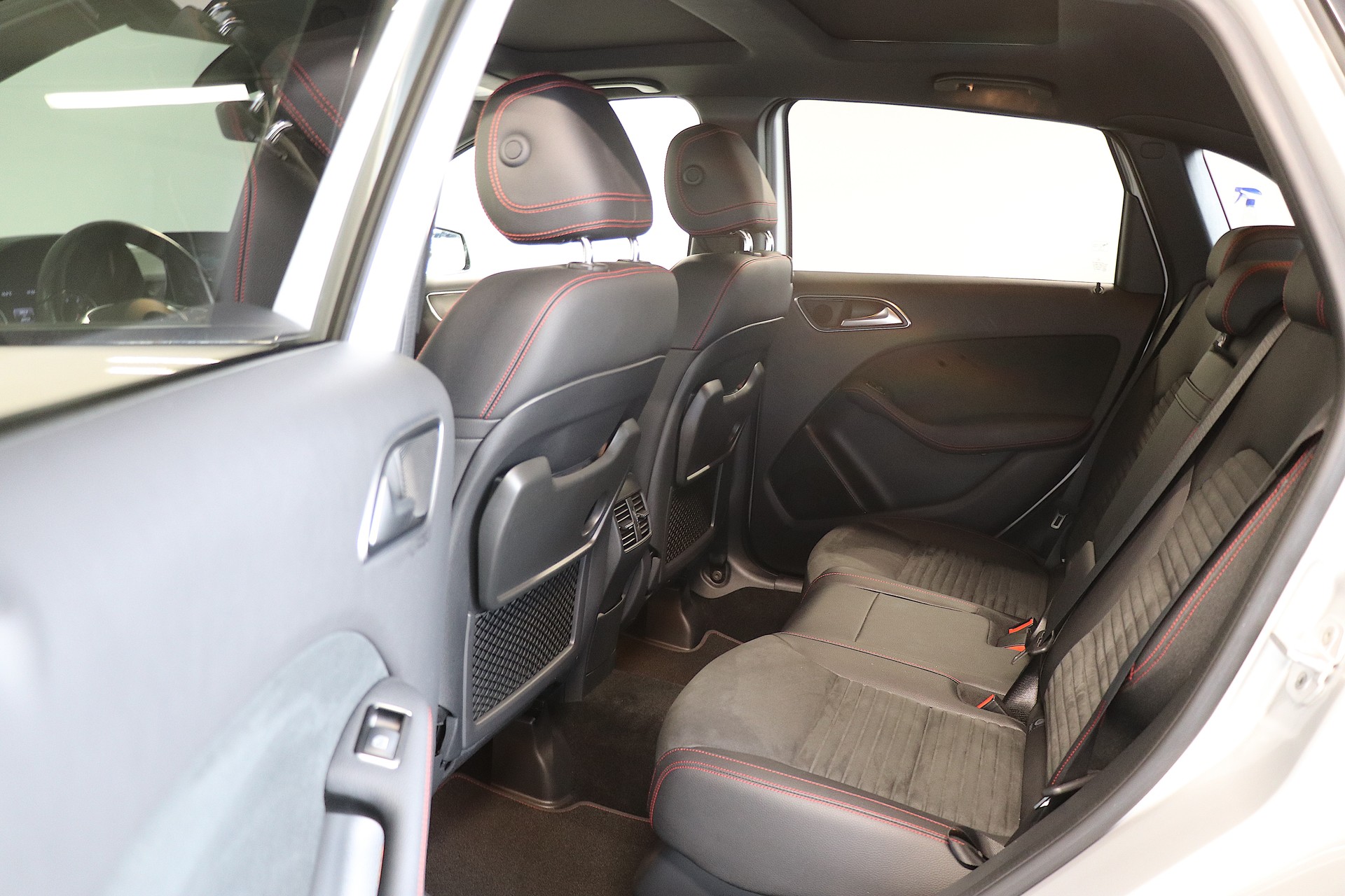 MERCEDES-BENZ B 220 AMG Line 4Matic 7G-DCT-image-13