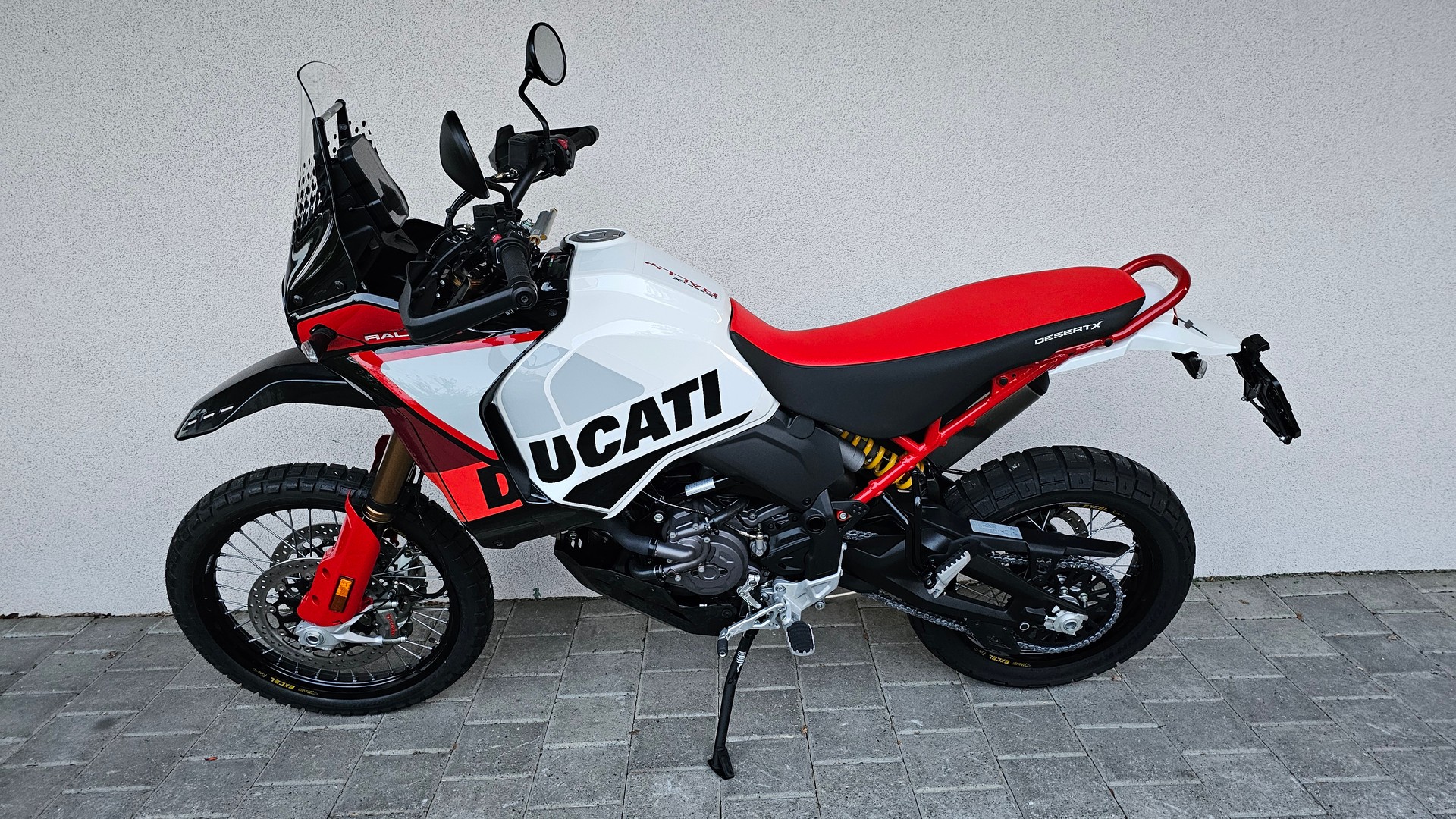 DUCATI Desert X Rally-showroom-element-1