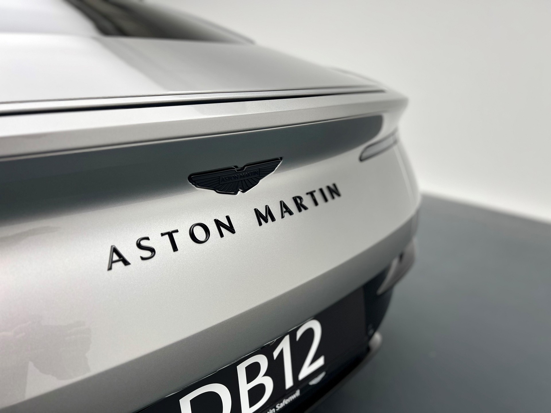 ASTON MARTIN DB12 Coupé 4.0 V8 Bi-Turbo-image-25