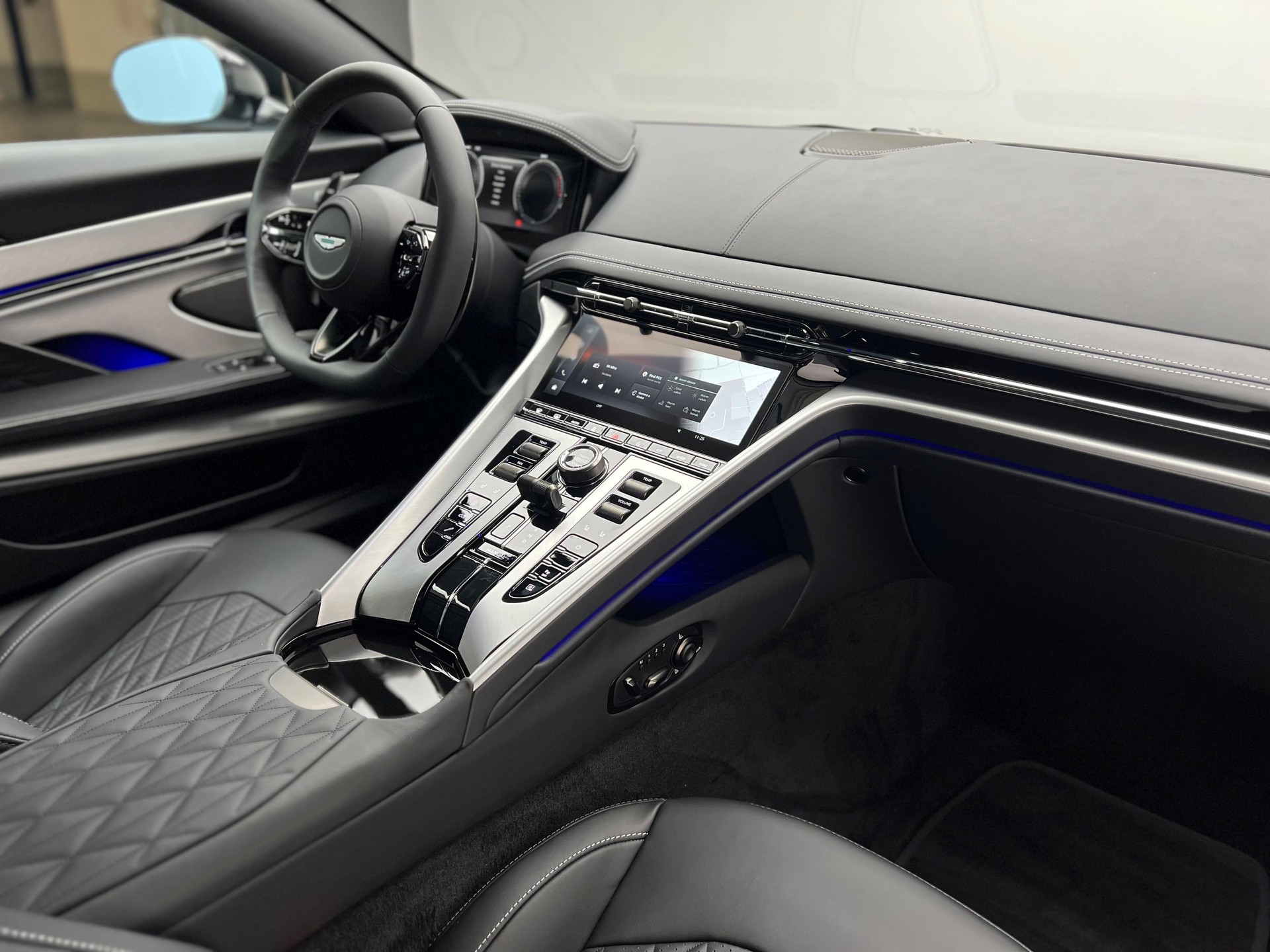 ASTON MARTIN DB12 Coupé 4.0 V8 Bi-Turbo-image-9