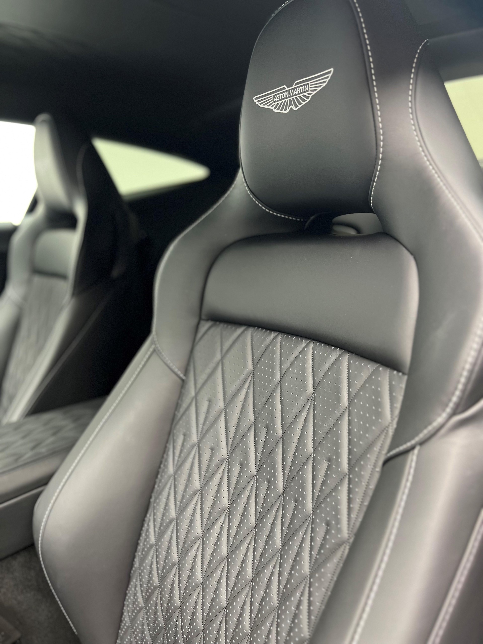 ASTON MARTIN DB12 Coupé 4.0 V8 Bi-Turbo-image-7