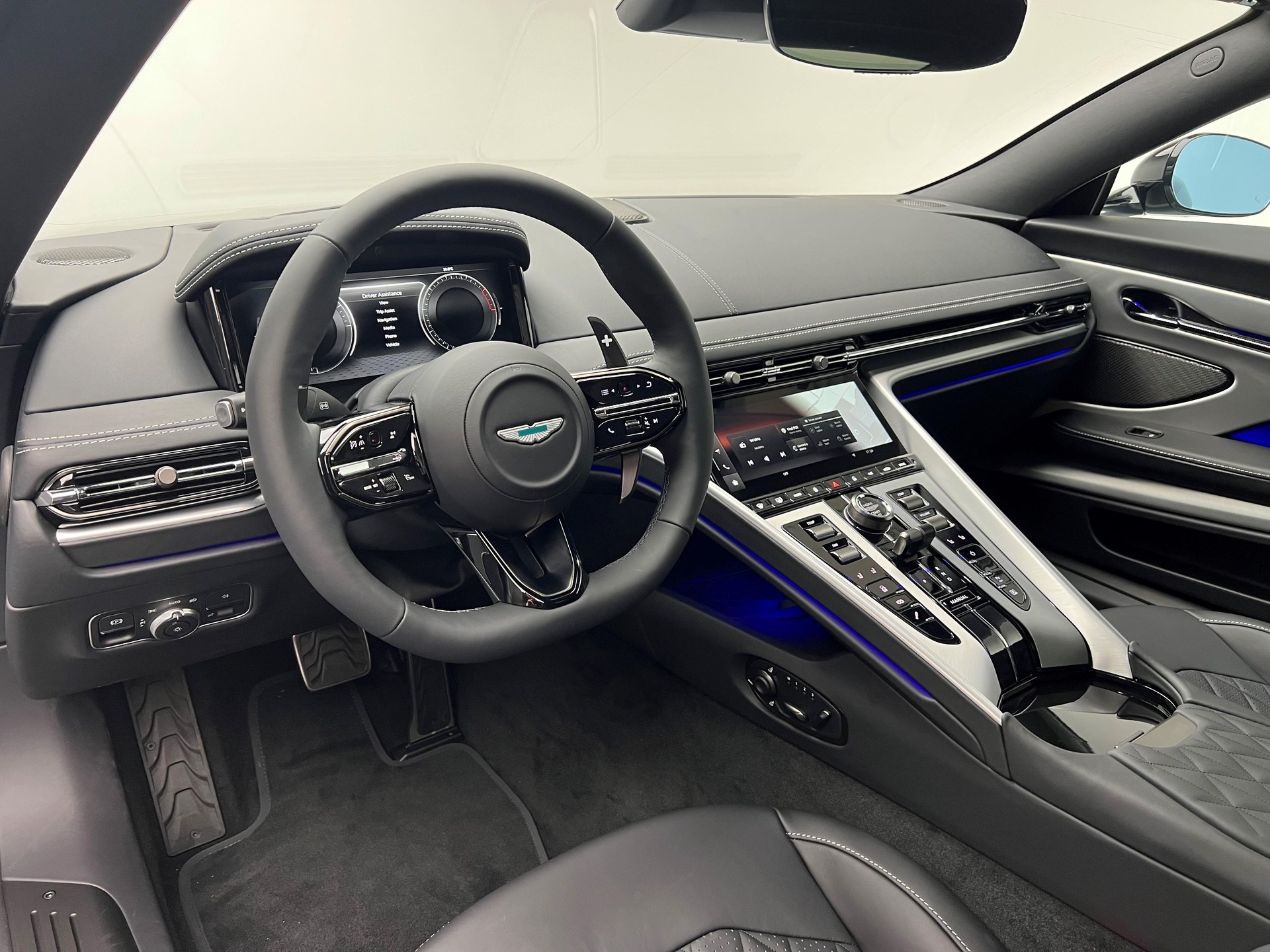ASTON MARTIN DB12 Coupé 4.0 V8 Bi-Turbo-image-4