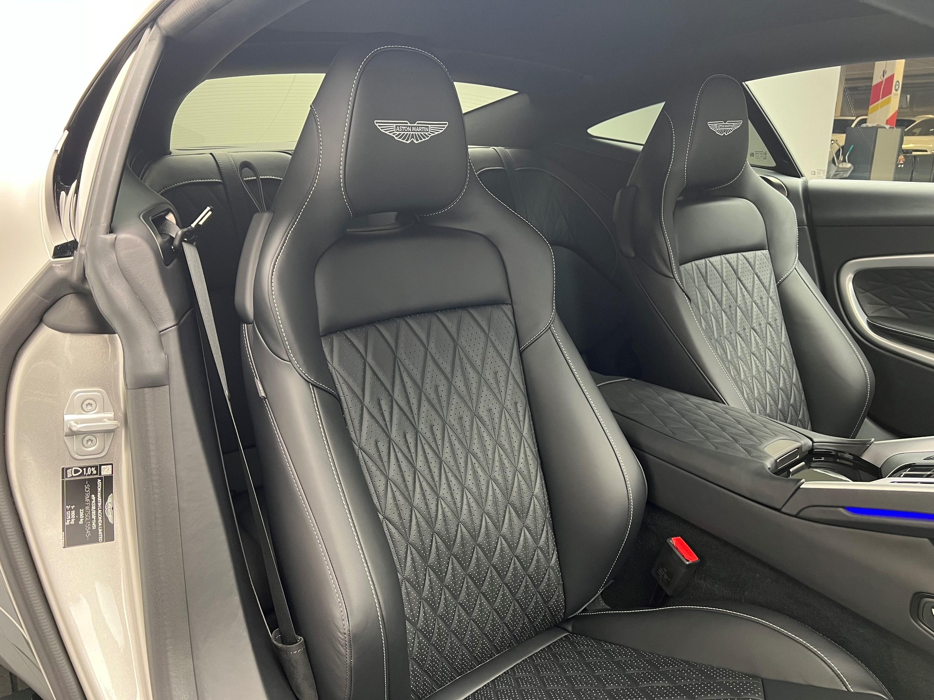 ASTON MARTIN DB12 Coupé 4.0 V8 Bi-Turbo-image-11