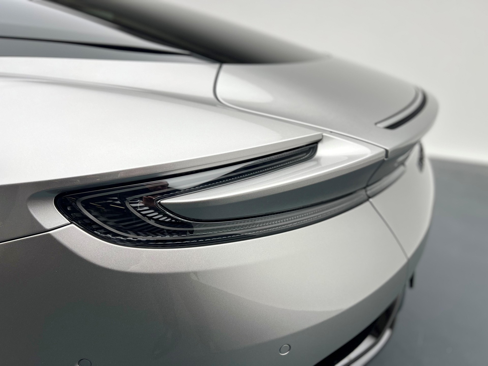 ASTON MARTIN DB12 Coupé 4.0 V8 Bi-Turbo-image-26