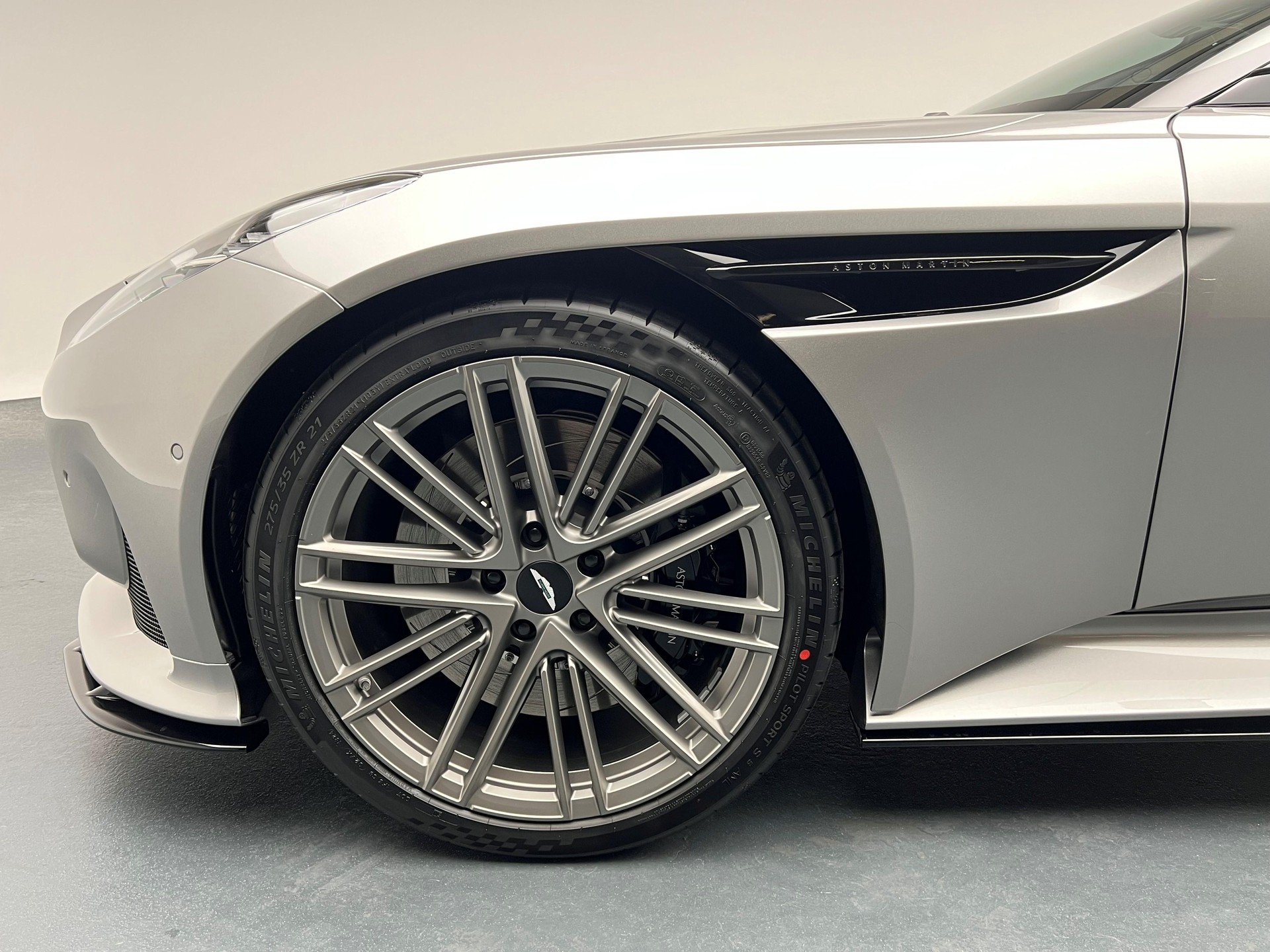 ASTON MARTIN DB12 Coupé 4.0 V8 Bi-Turbo-image-15
