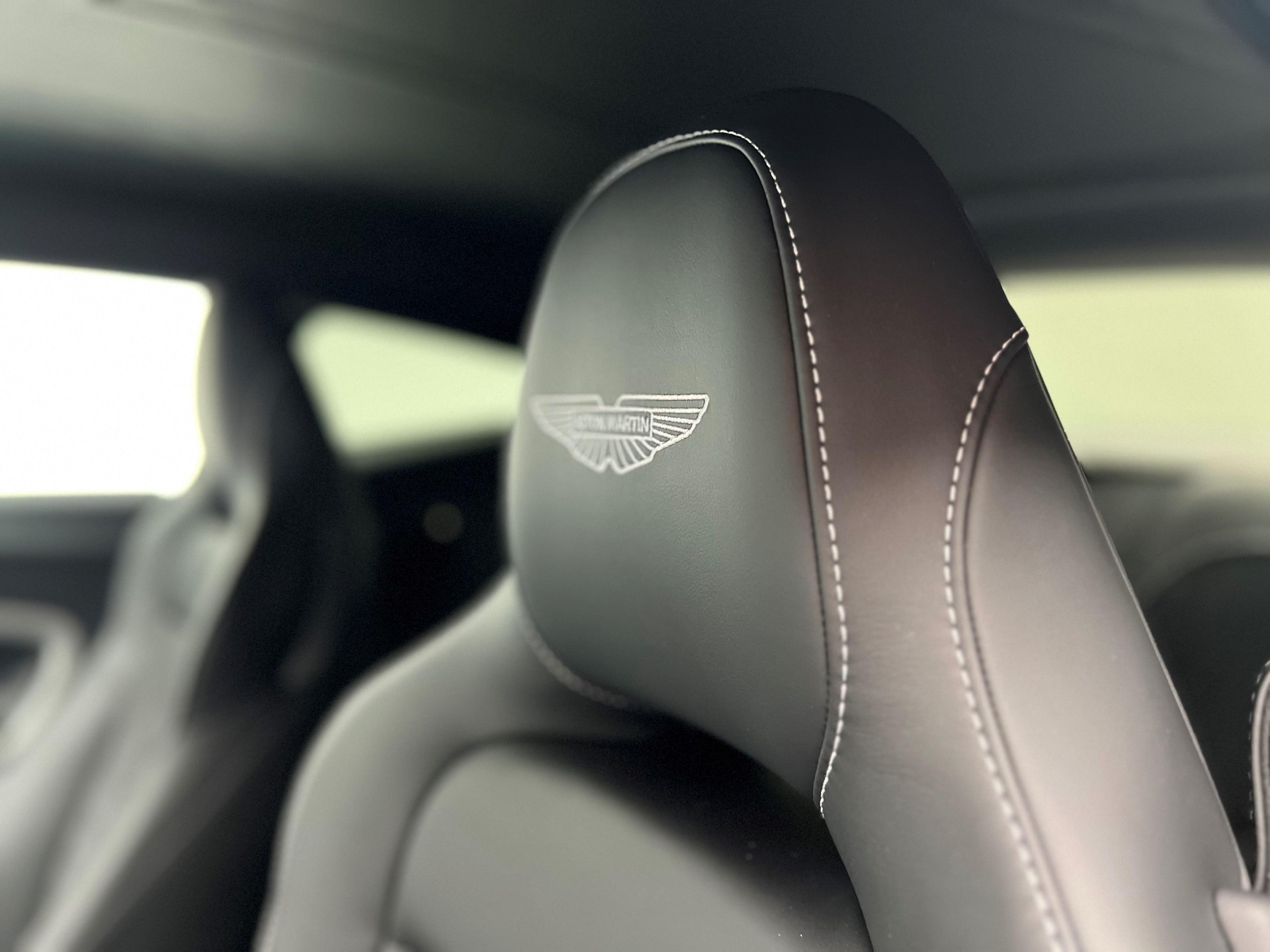 ASTON MARTIN DB12 Coupé 4.0 V8 Bi-Turbo-image-8