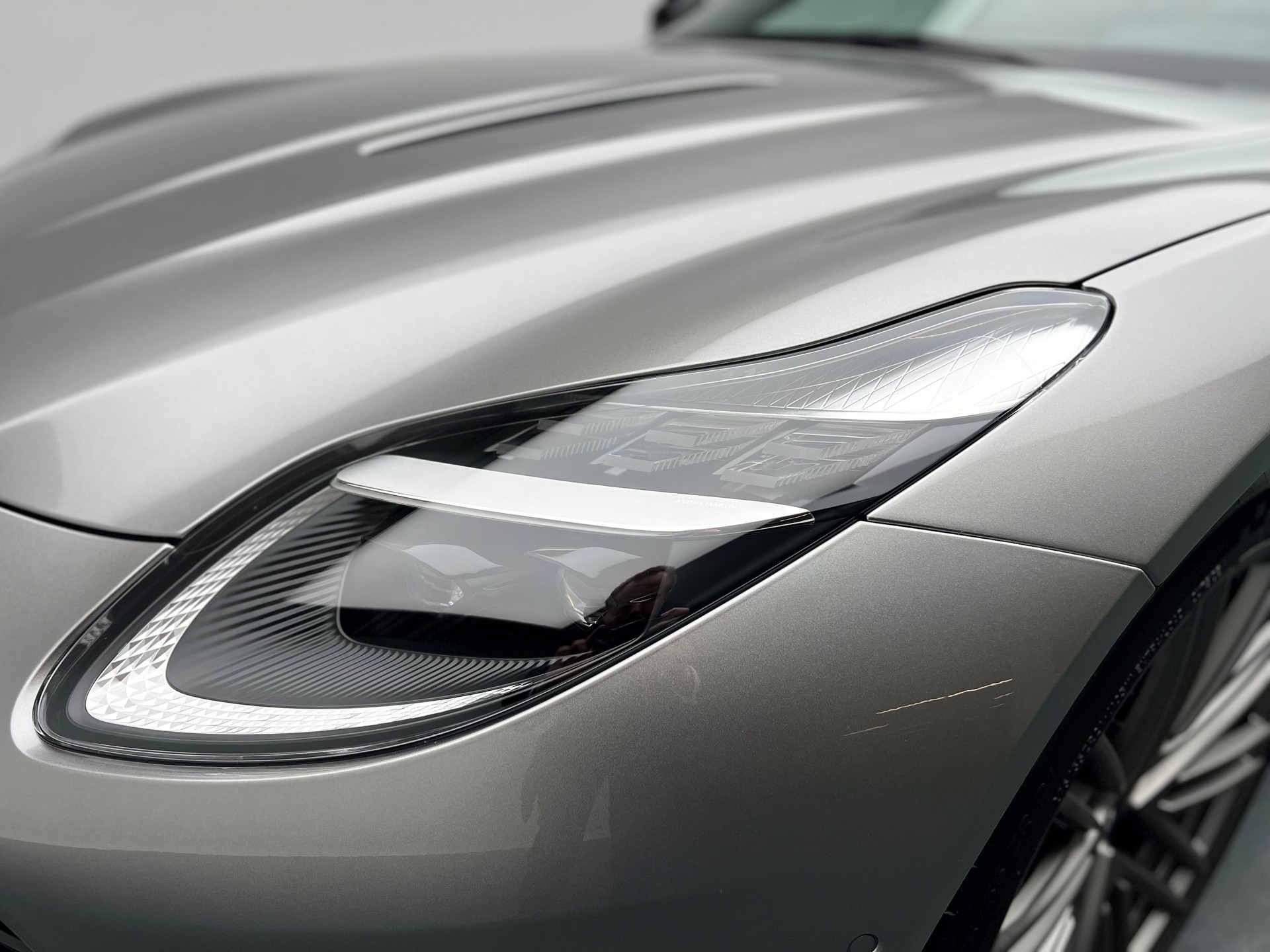ASTON MARTIN DB12 Coupé 4.0 V8 Bi-Turbo-image-18