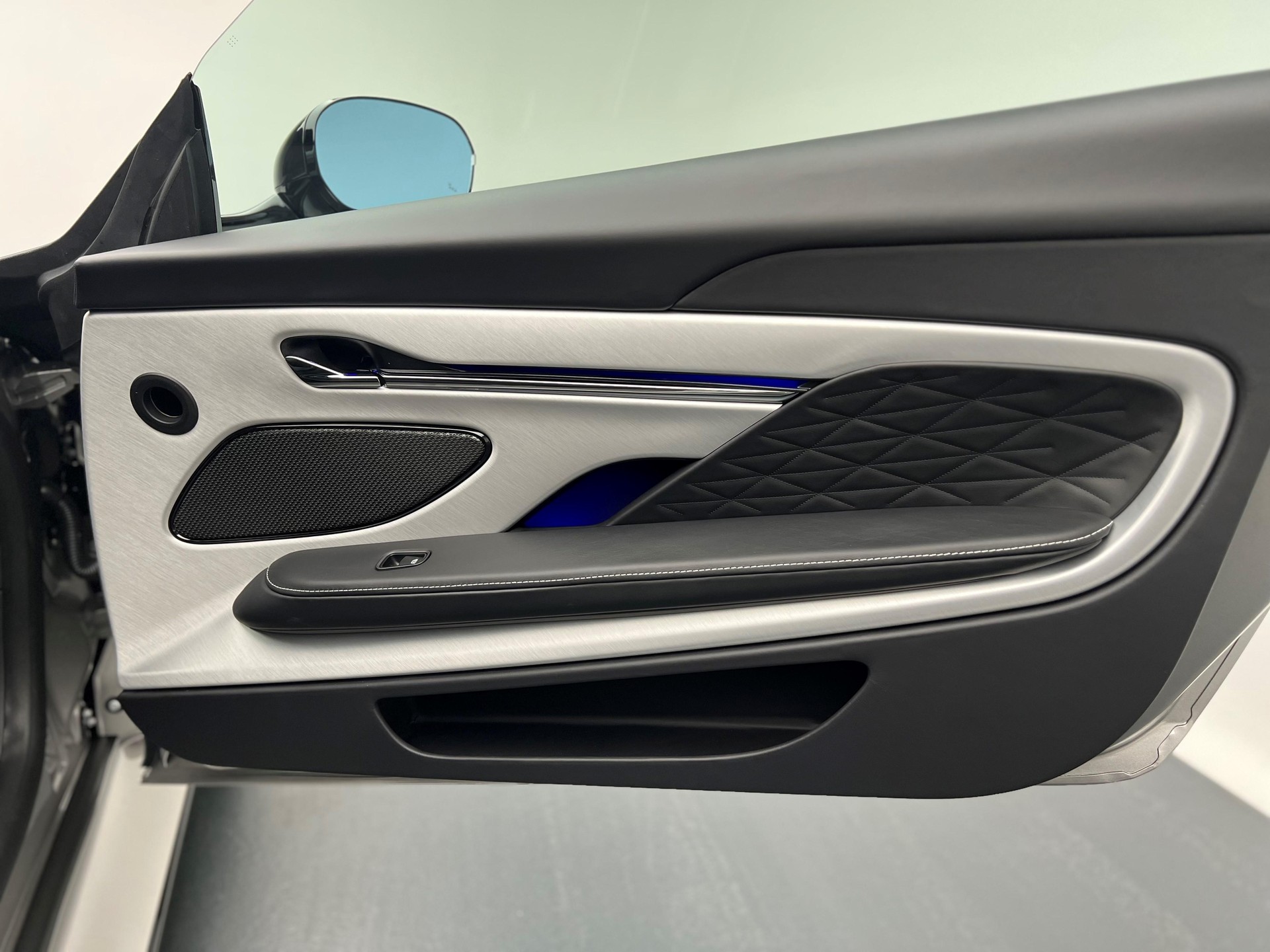 ASTON MARTIN DB12 Coupé 4.0 V8 Bi-Turbo-image-12