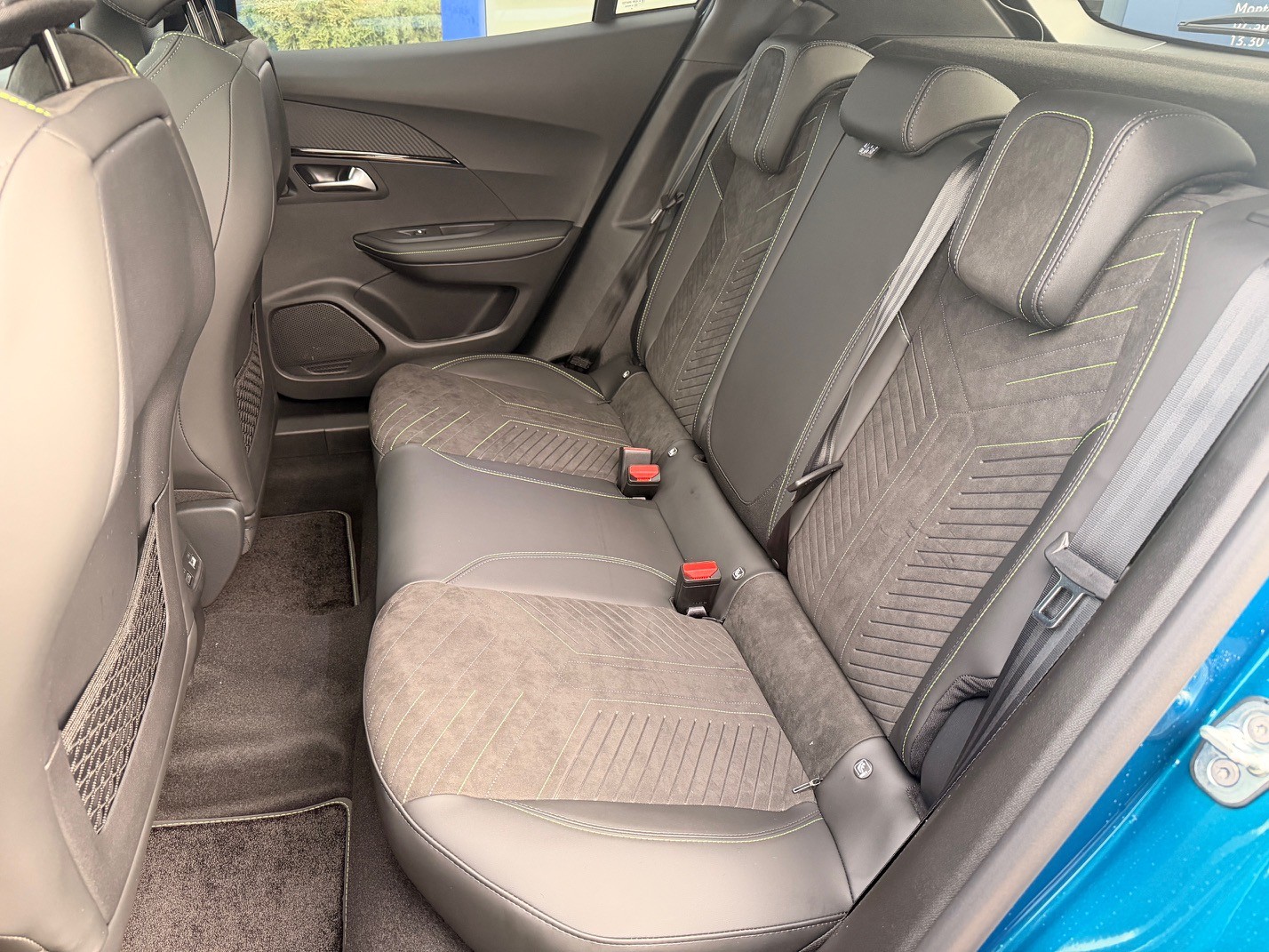 PEUGEOT 2008 1.2 Hybrid 145 GT-image-8