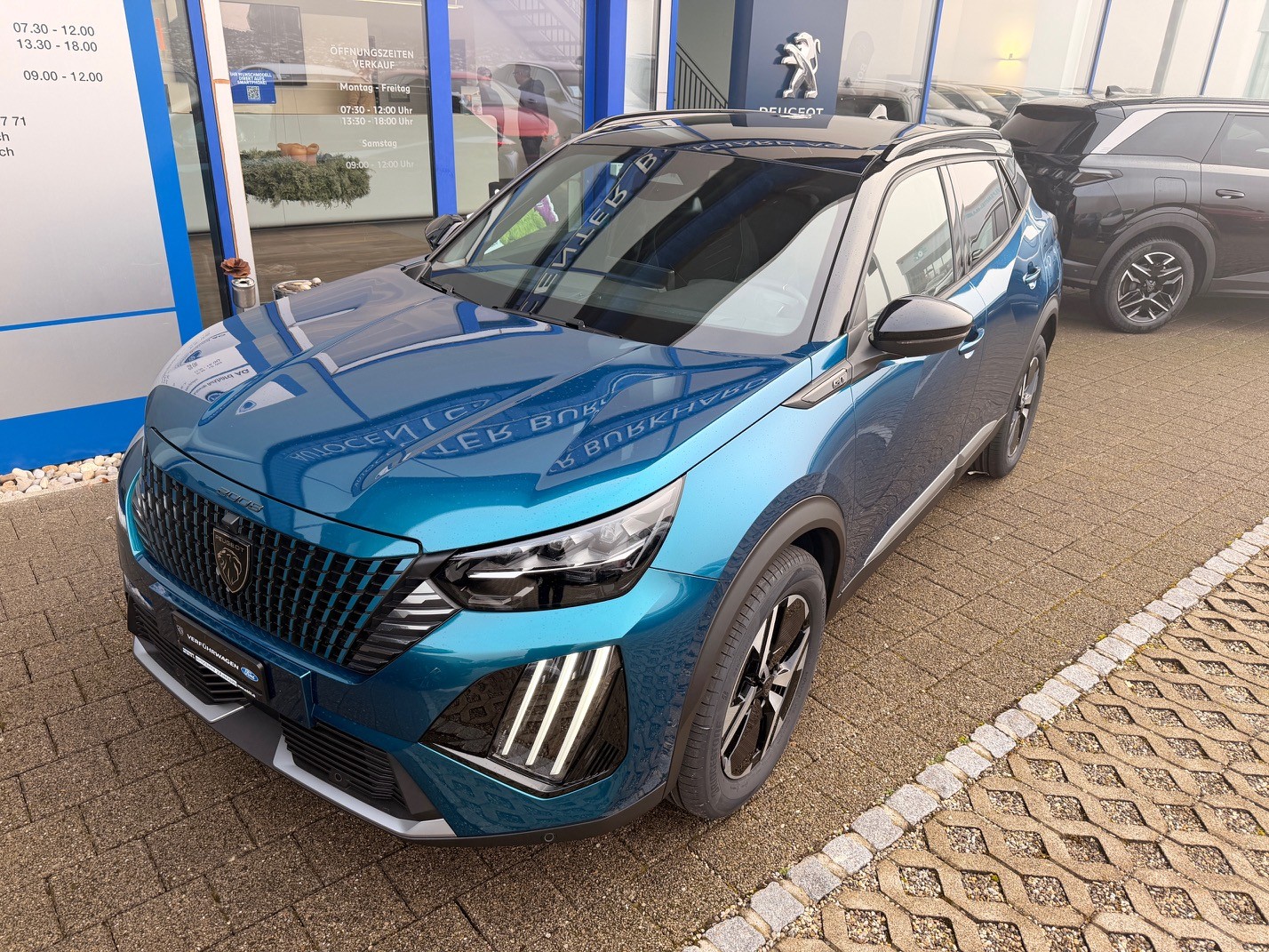 PEUGEOT 2008 1.2 Hybrid 145 GT-showroom-element-1