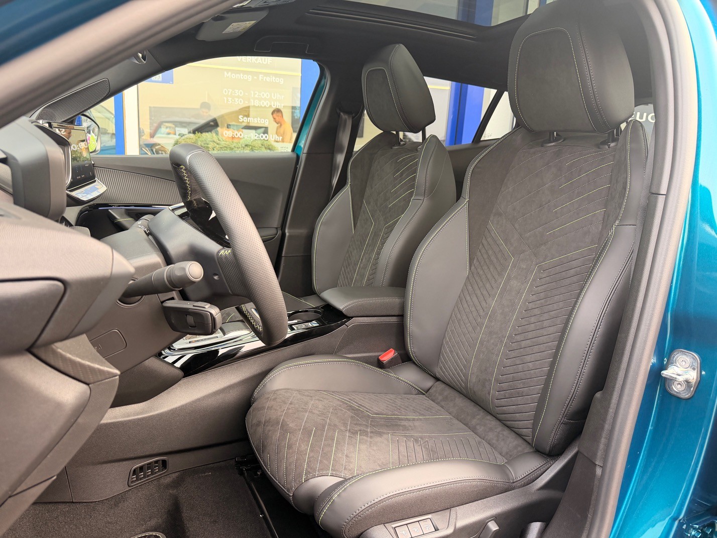 PEUGEOT 2008 1.2 Hybrid 145 GT-image-13