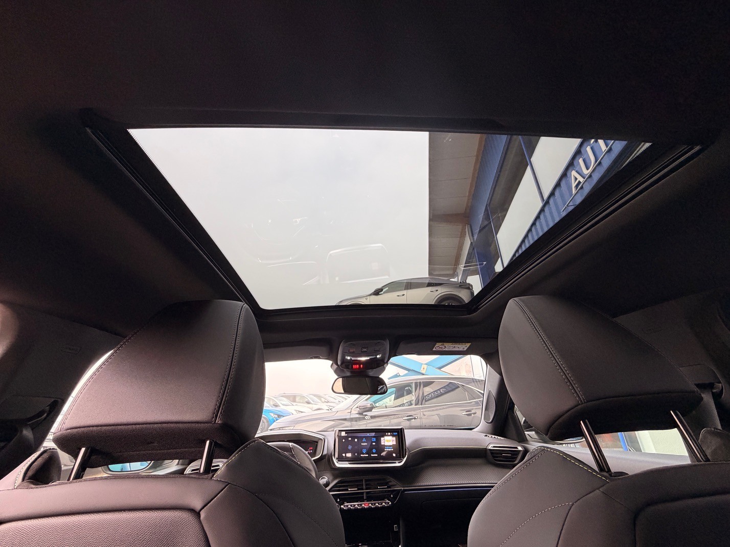 PEUGEOT 2008 1.2 Hybrid 145 GT-image-9