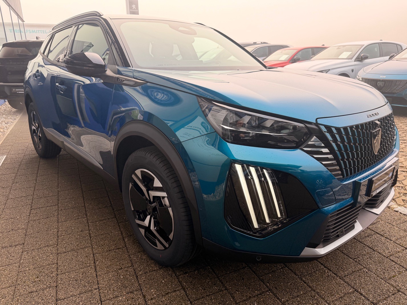 PEUGEOT 2008 1.2 Hybrid 145 GT-showroom-element-3