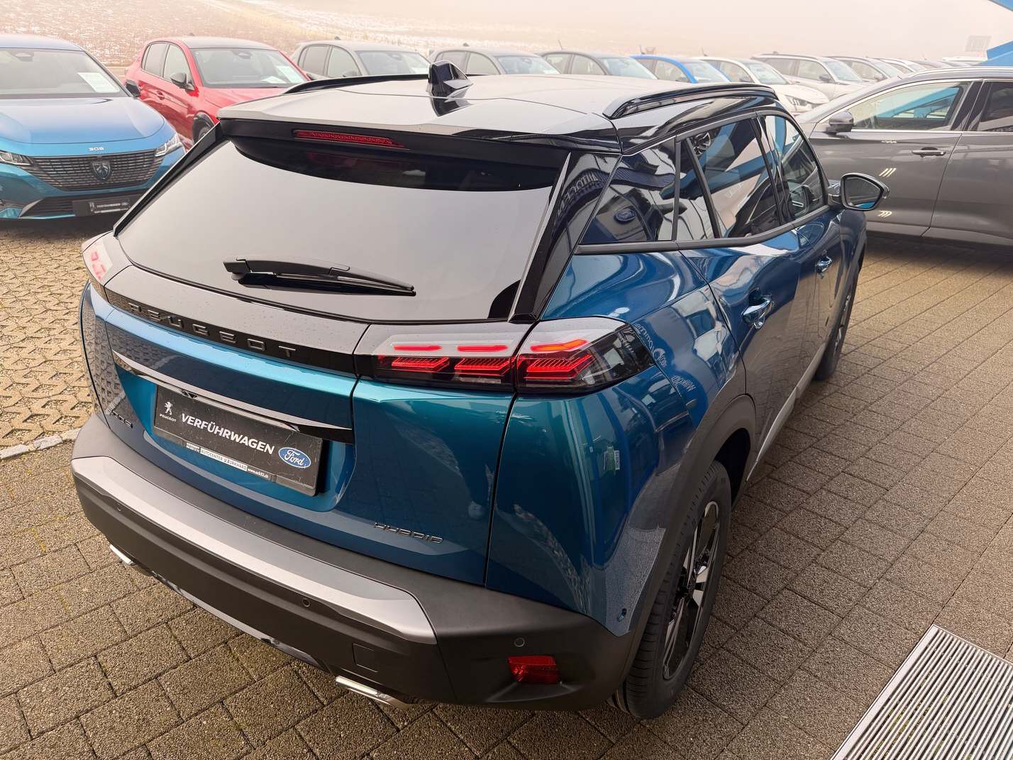 PEUGEOT 2008 1.2 Hybrid 145 GT-image-4