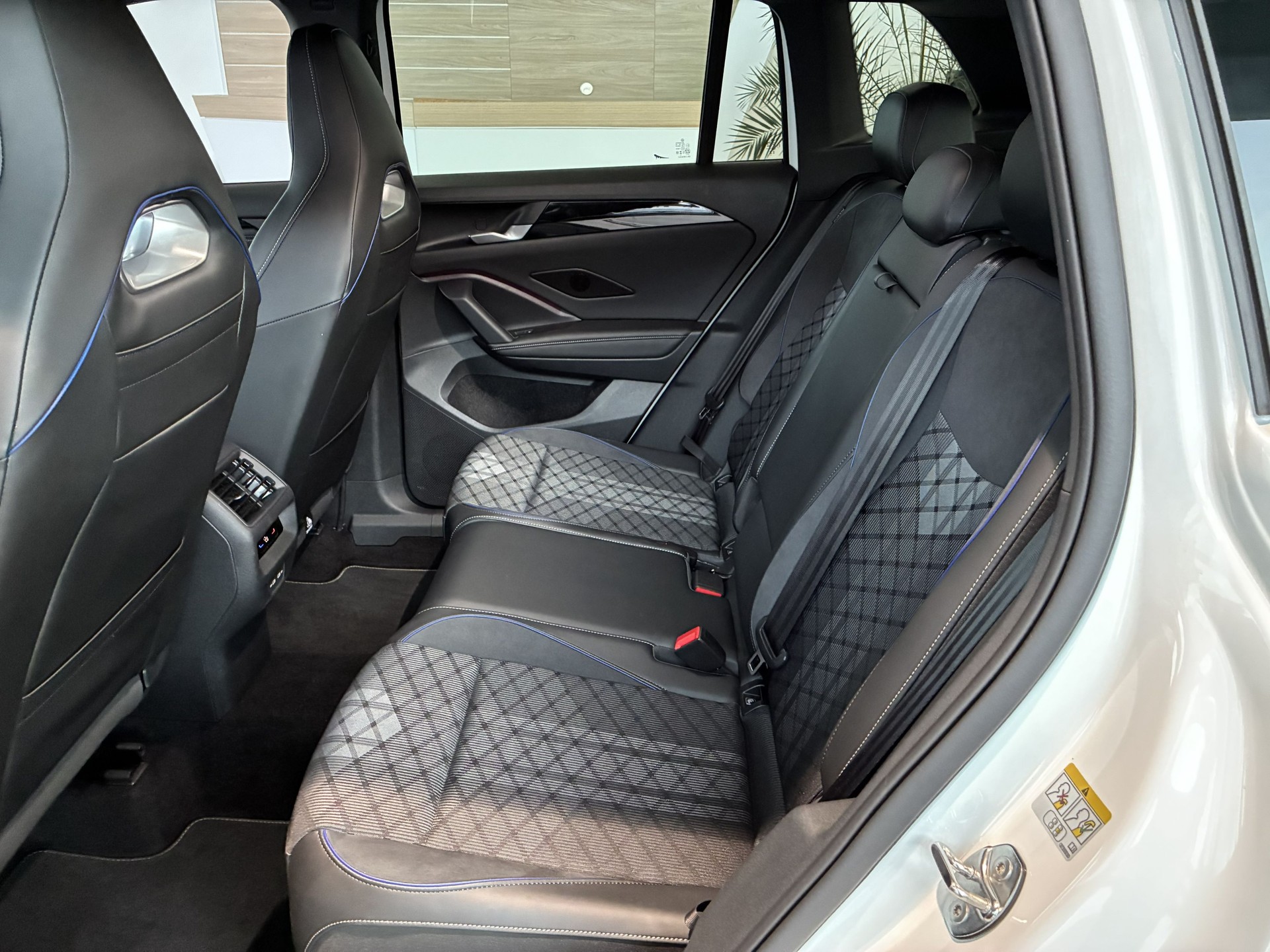 VW Tiguan 2.0 TDI SCR R-Line 4Motion DSG-image-8