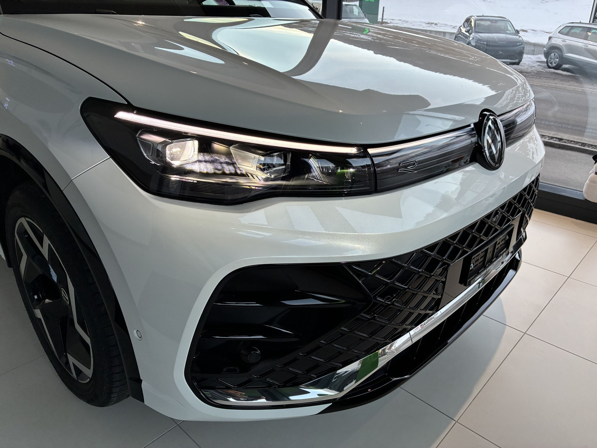 VW Tiguan 2.0 TDI SCR R-Line 4Motion DSG-image-2