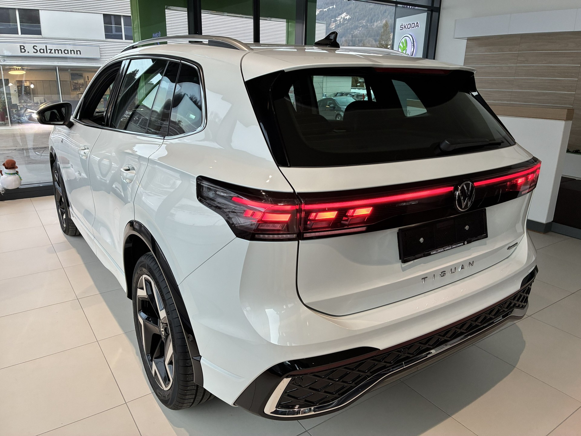 VW NEW Tiguan R-Line / AHK / Head-Up-image-6