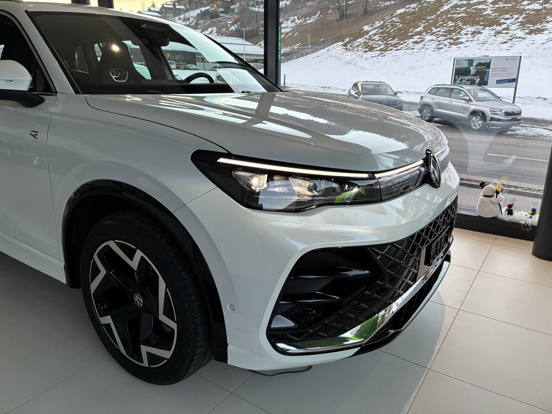 VW NEW Tiguan R-Line / AHK / Head-Up-image-1