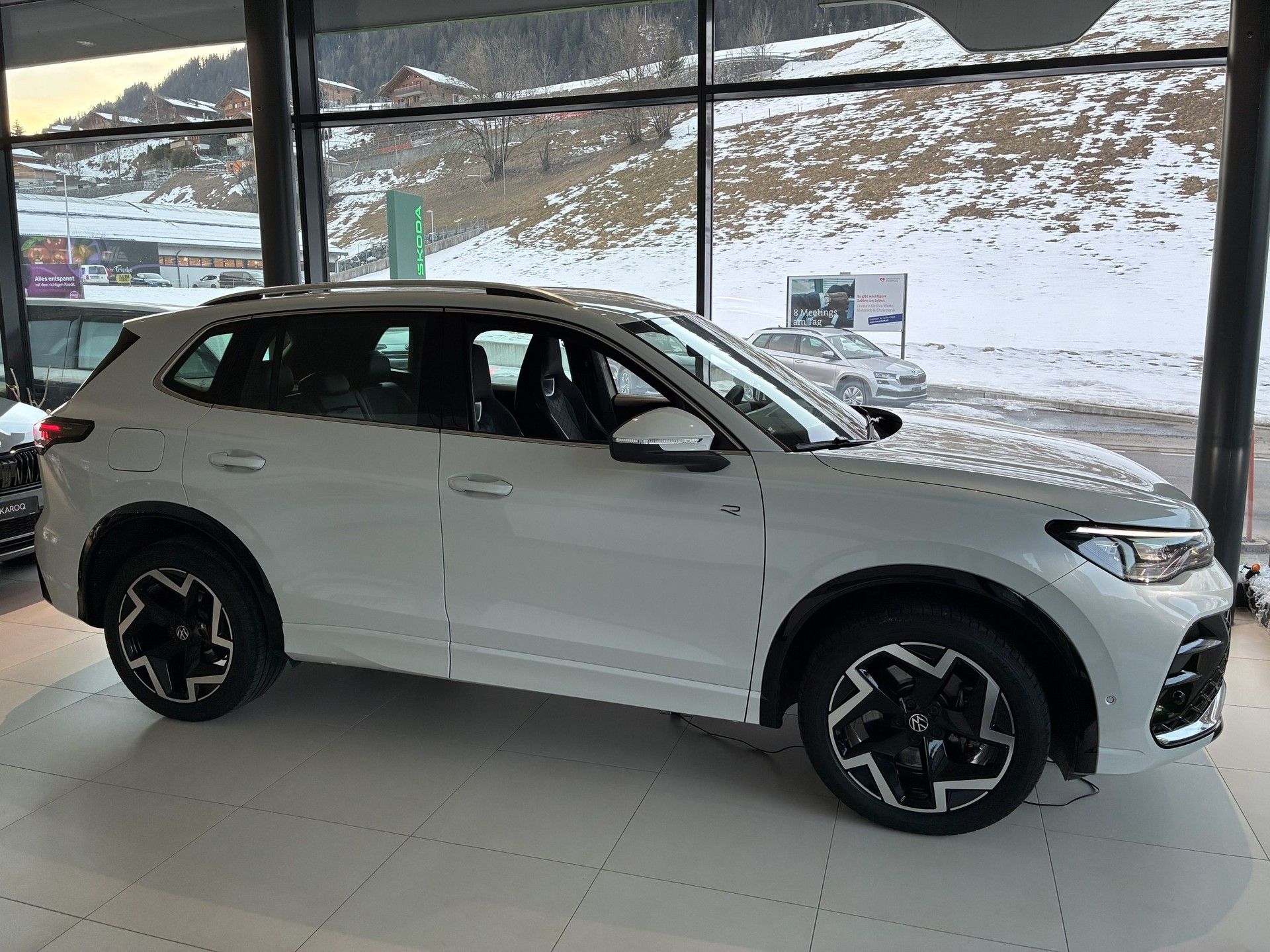 VW NEW Tiguan R-Line / AHK / Head-Up-image-3