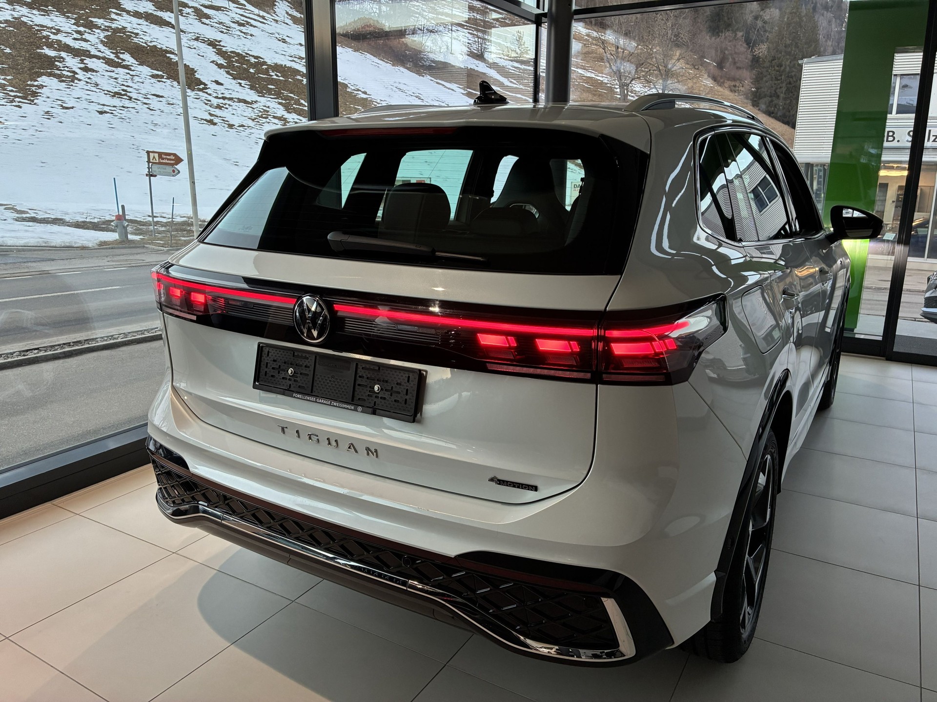 VW NEW Tiguan R-Line / AHK / Head-Up-image-5