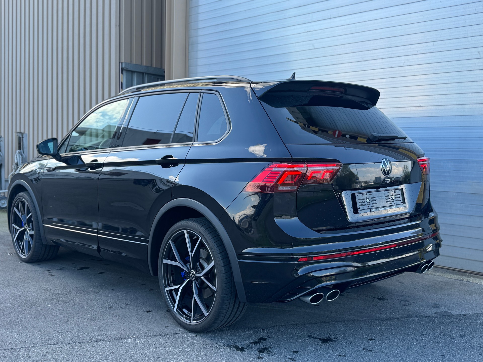 VW Tiguan 2.0TSI R 4Motion DSG-showroom-element-3