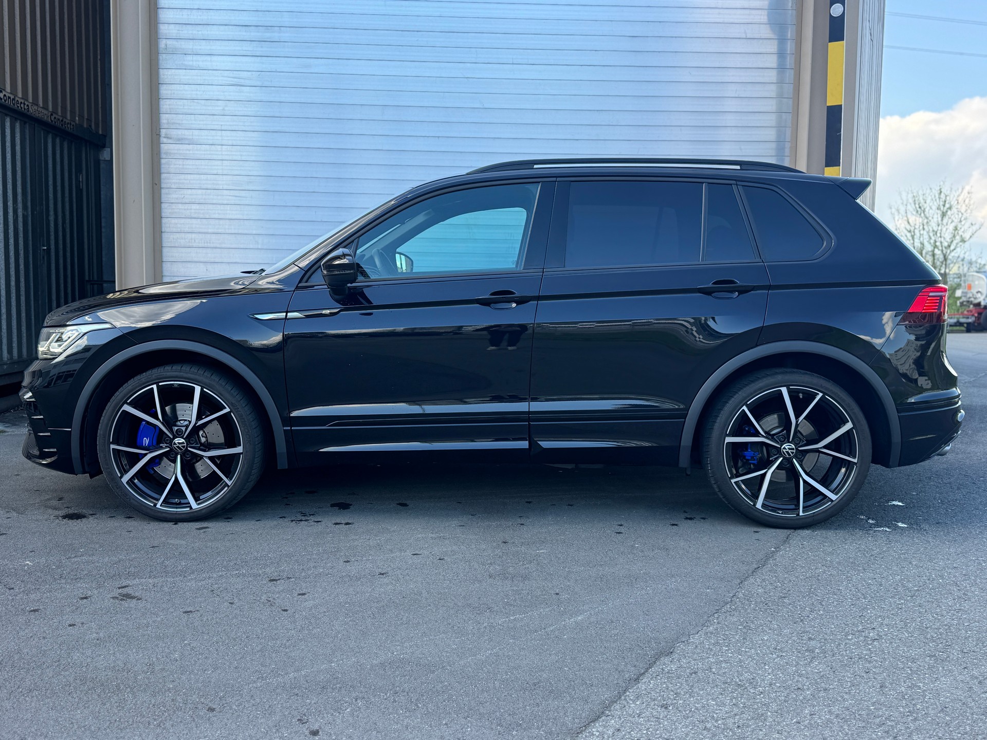 VW Tiguan 2.0TSI R 4Motion DSG-showroom-element-2
