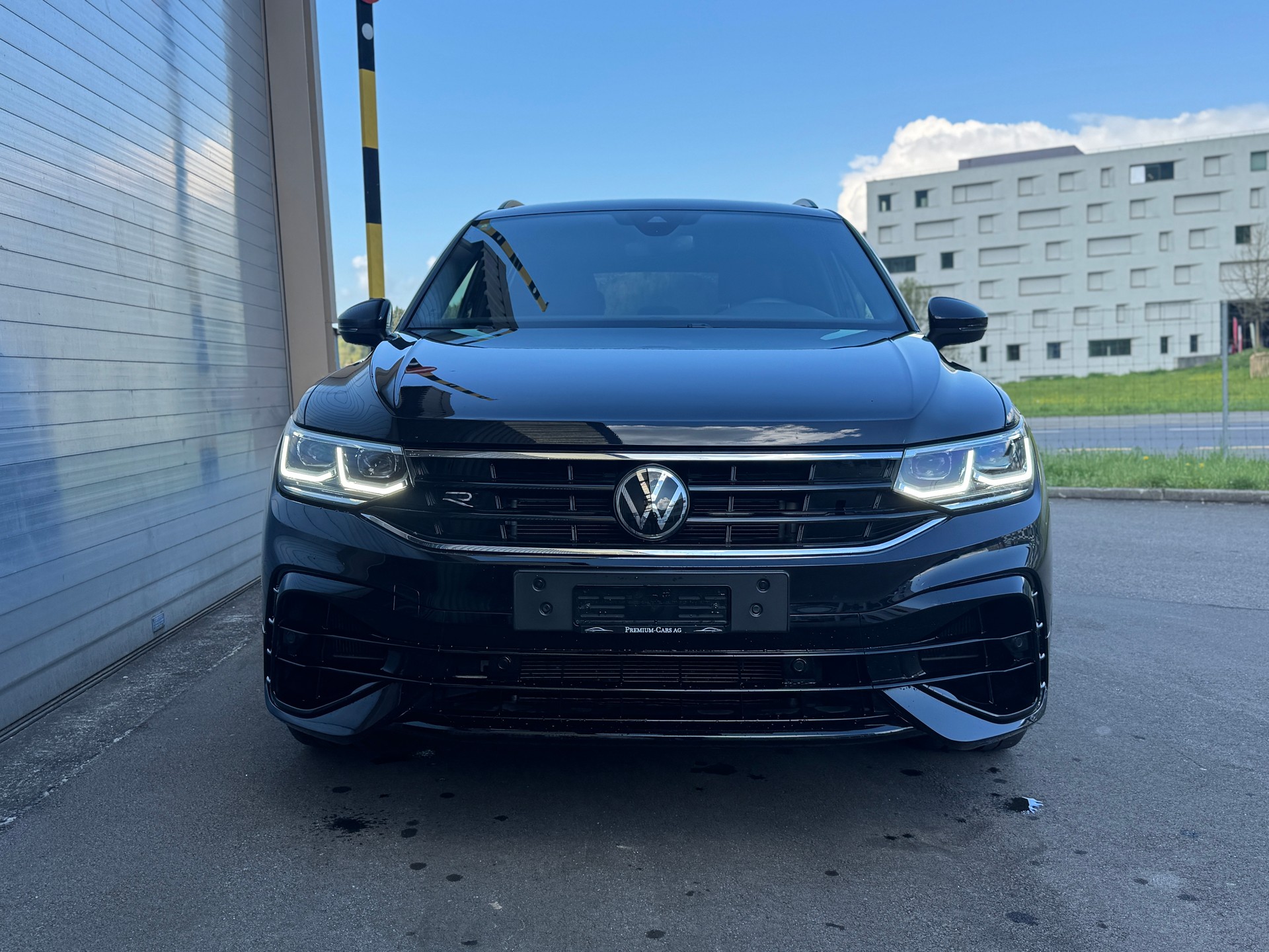 VW Tiguan 2.0TSI R 4Motion DSG-showroom-element-1