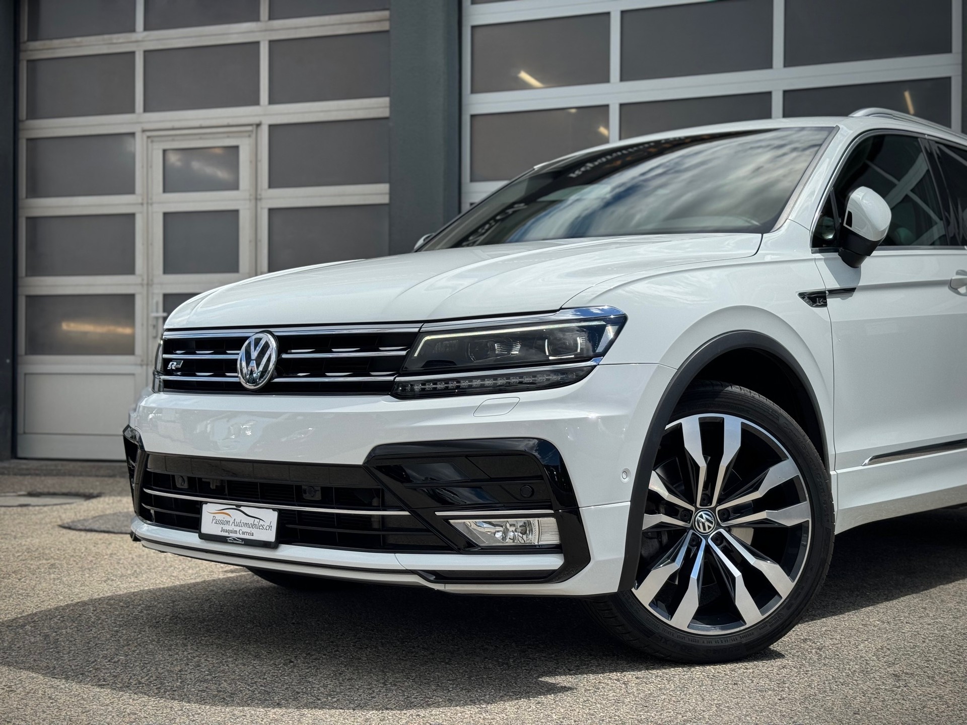 VW Tiguan 2.0TSI Highline R line 4Motion DSG - Véhicule Suisse (CH)-image-2