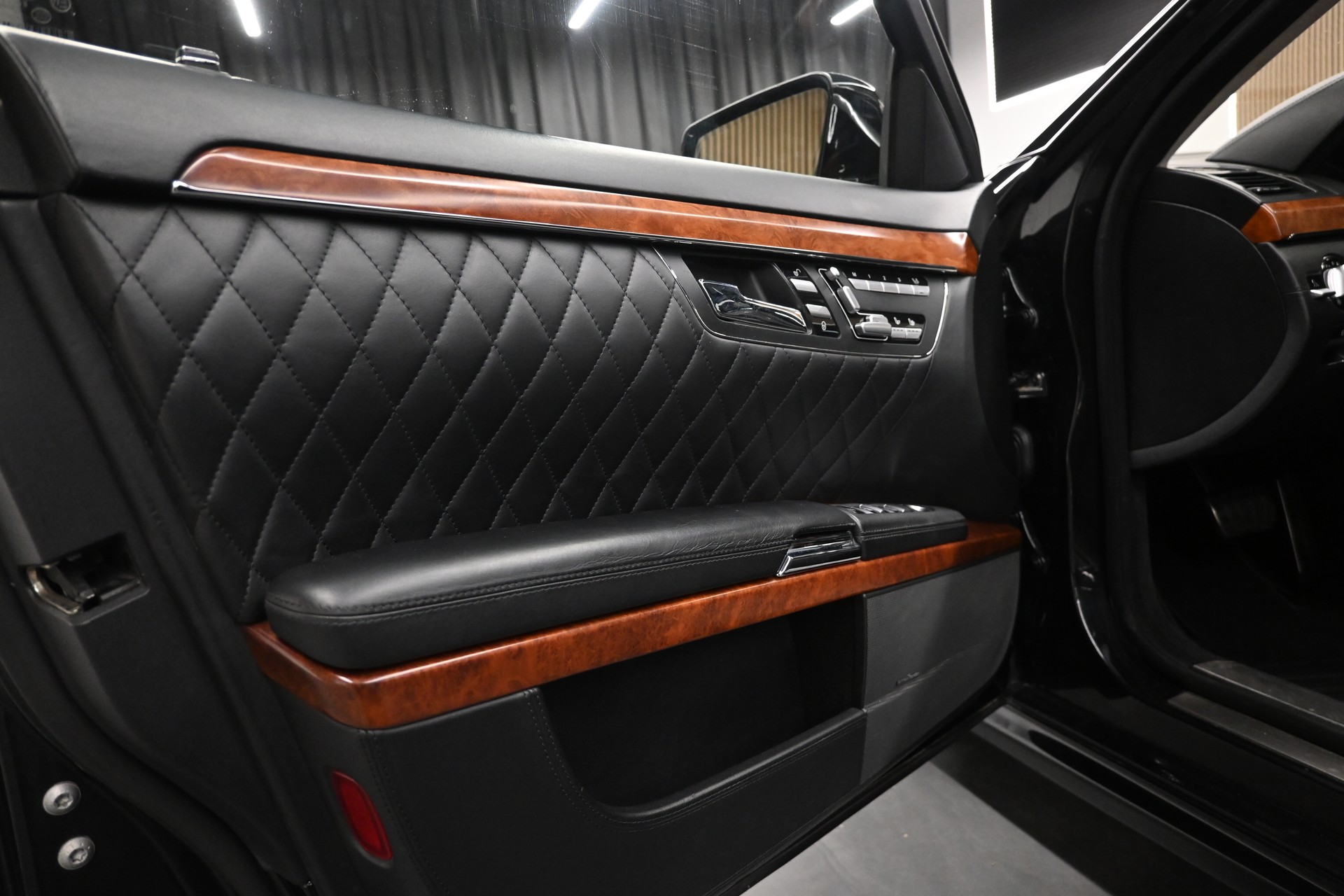 MERCEDES-BENZ S 65 AMG L Automatic-image-12