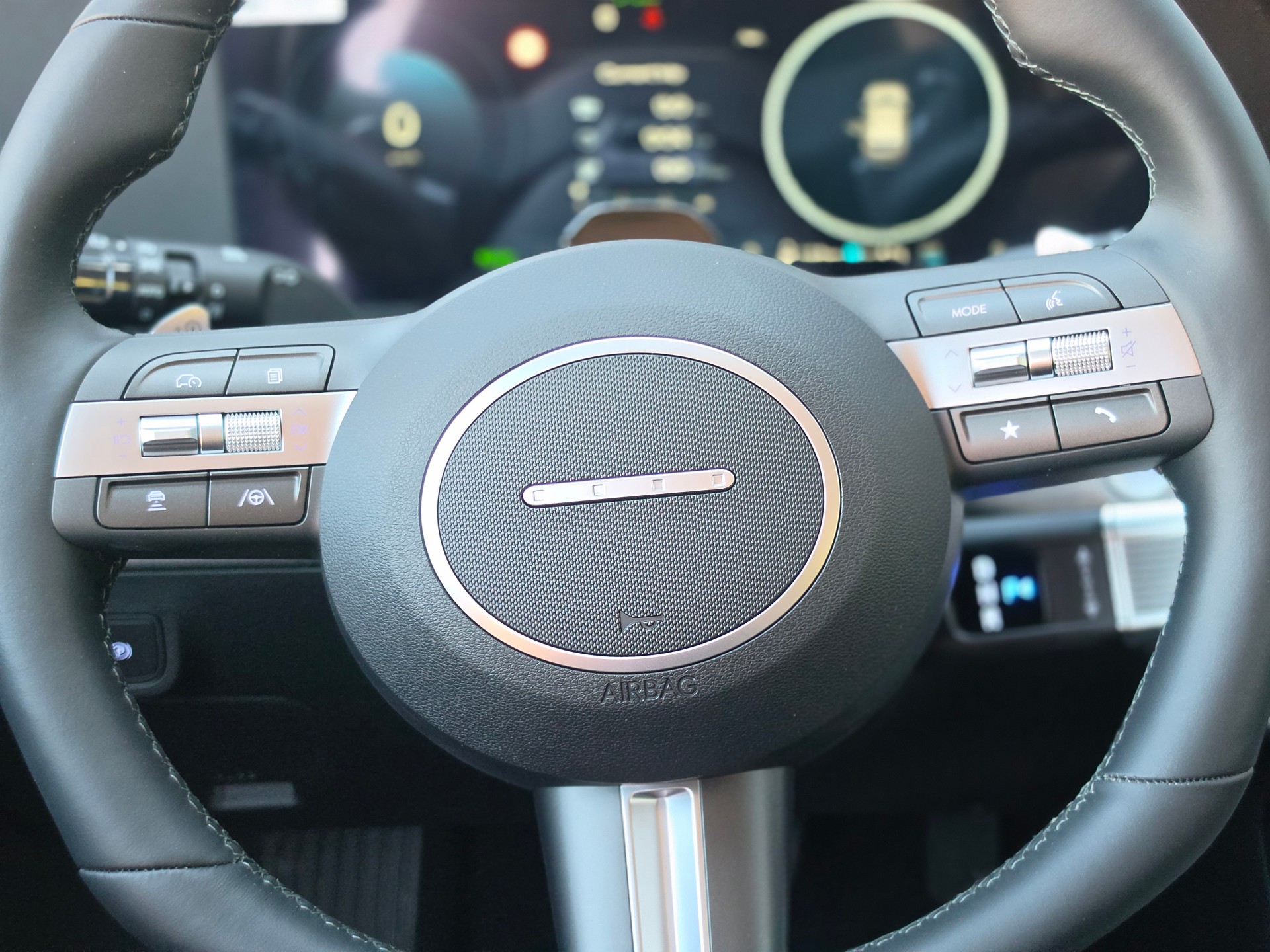 HYUNDAI Kona EV 65.4 kWh Origo-image-5