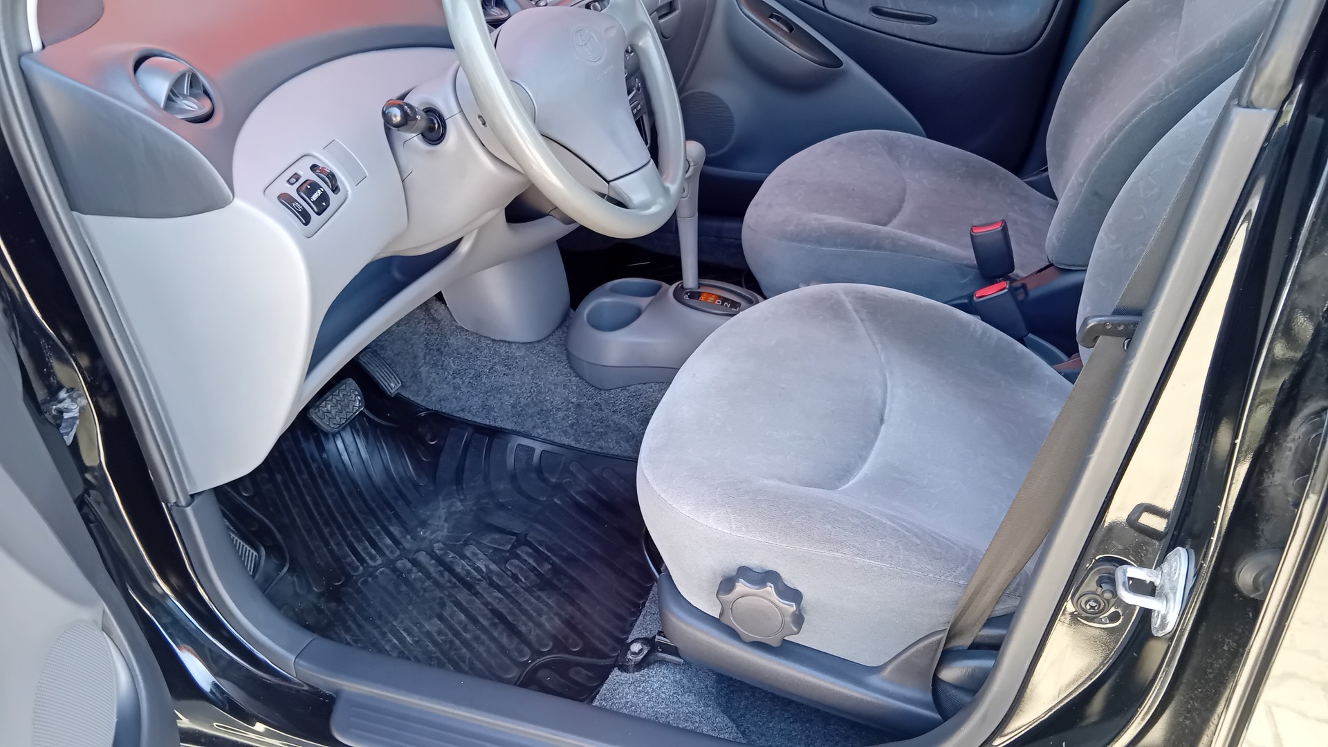 TOYOTA Yaris 1.3 Linea Luna-image-6