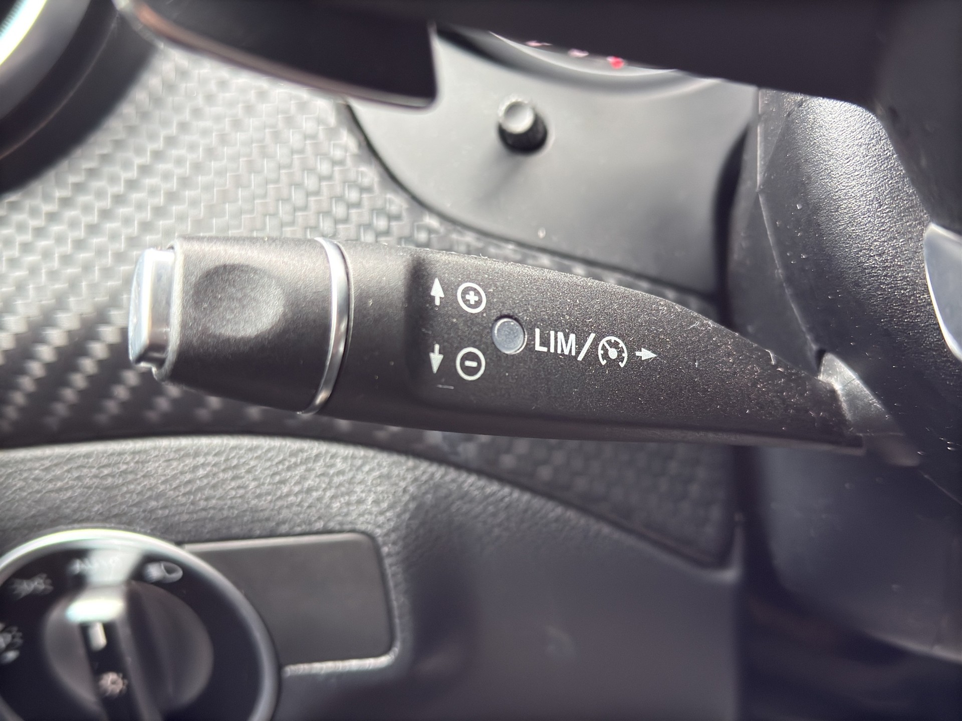 MERCEDES-BENZ A 200 AMG Line 7G-DCT-image-17