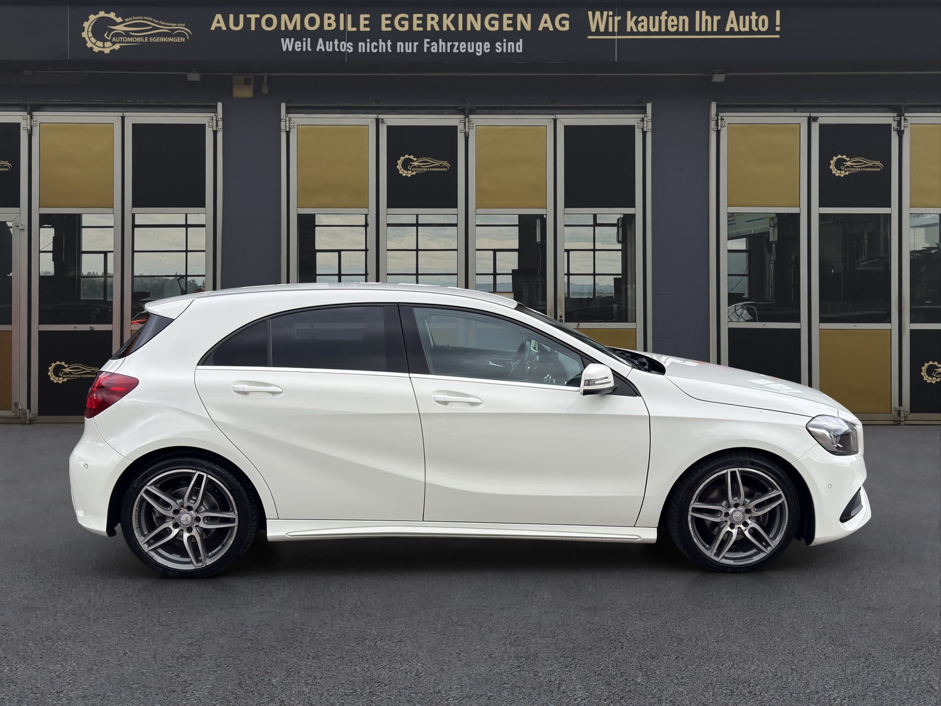MERCEDES-BENZ A 200 AMG Line 7G-DCT-showroom-element-3