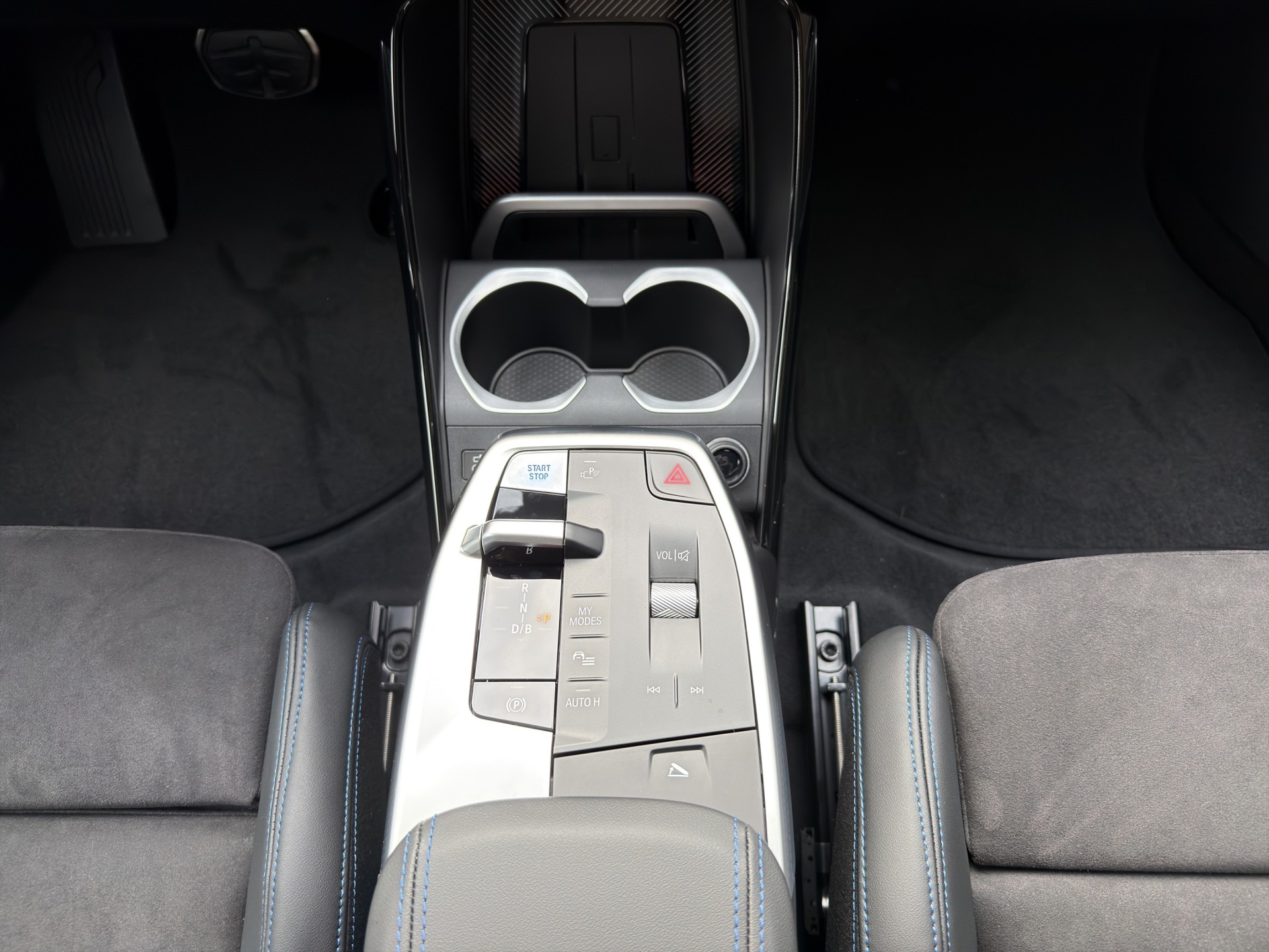 BMW iX1 xDrive 30 M Sport-image-15