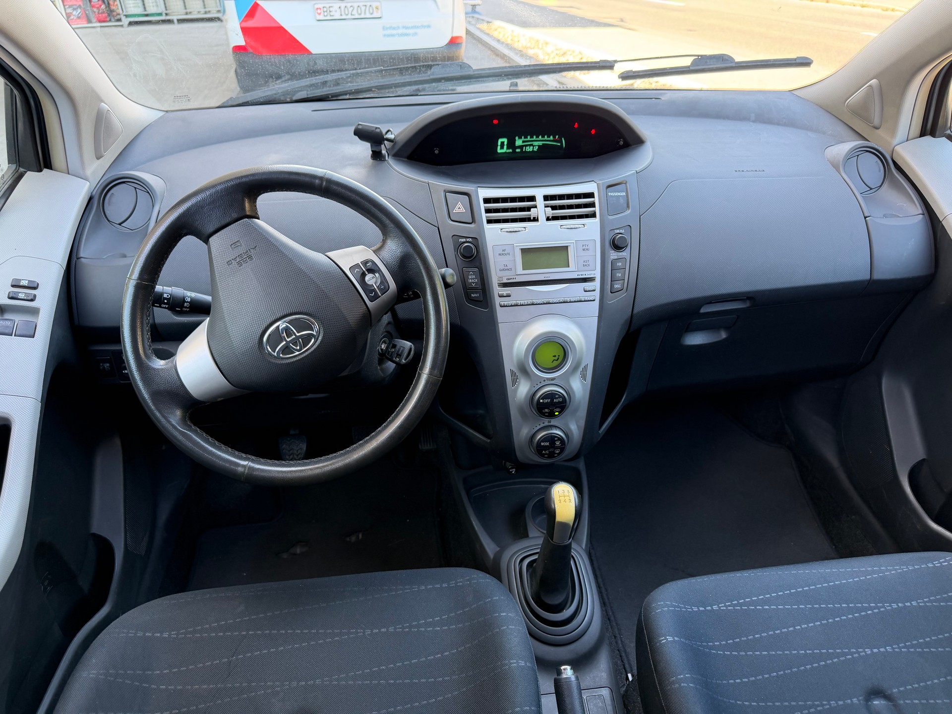 TOYOTA Yaris 1.3 Linea Luna-showroom-element-3
